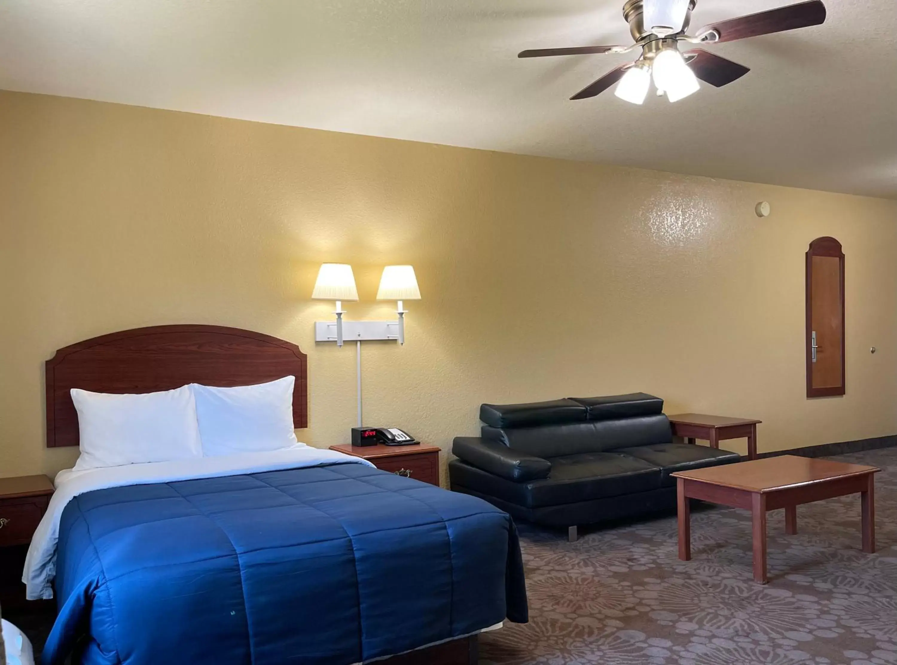 Bed in Candlelight Inn & Suites Hwy 69 near McAlester