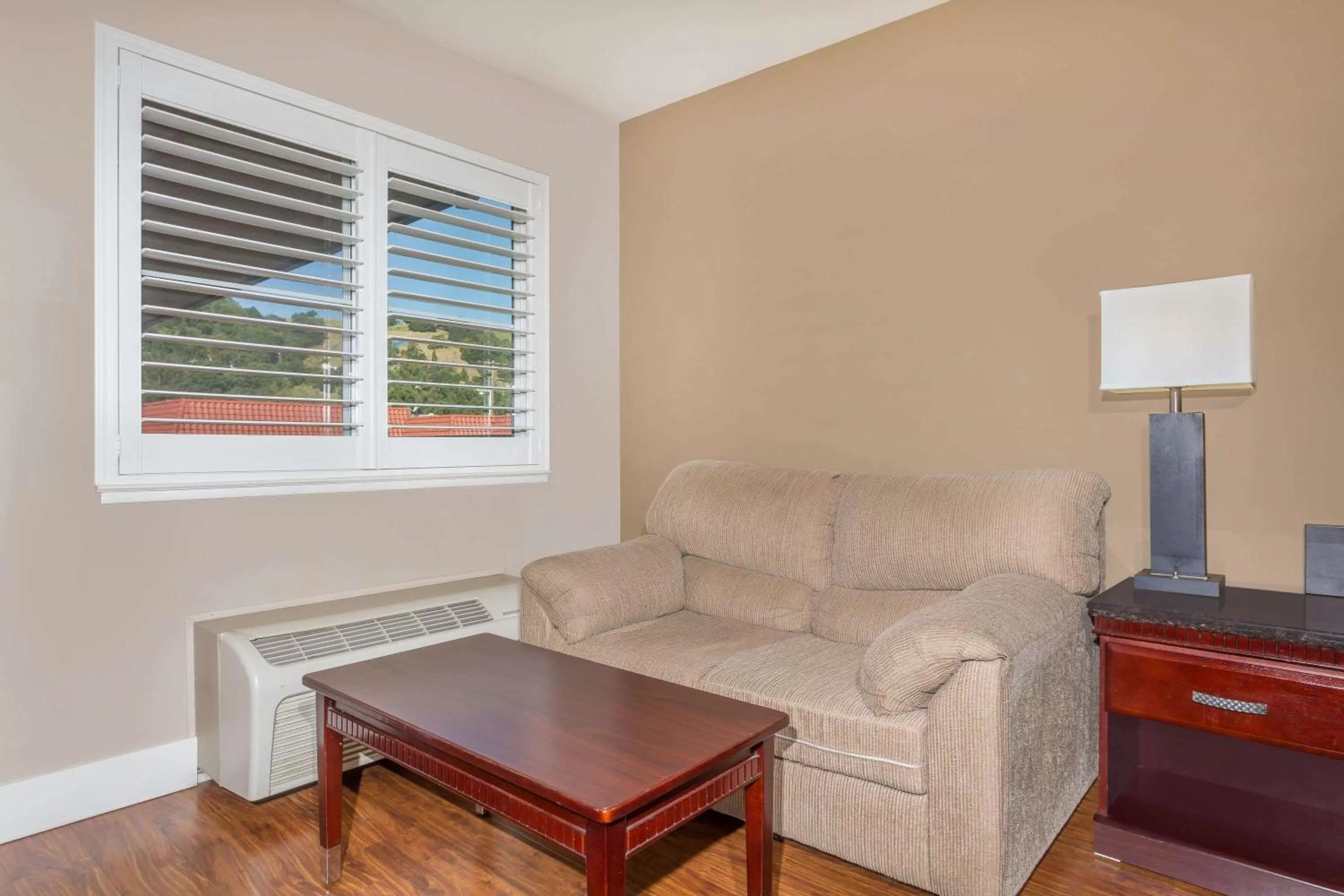 Photo of the whole room in Super 8 by Wyndham Martinez