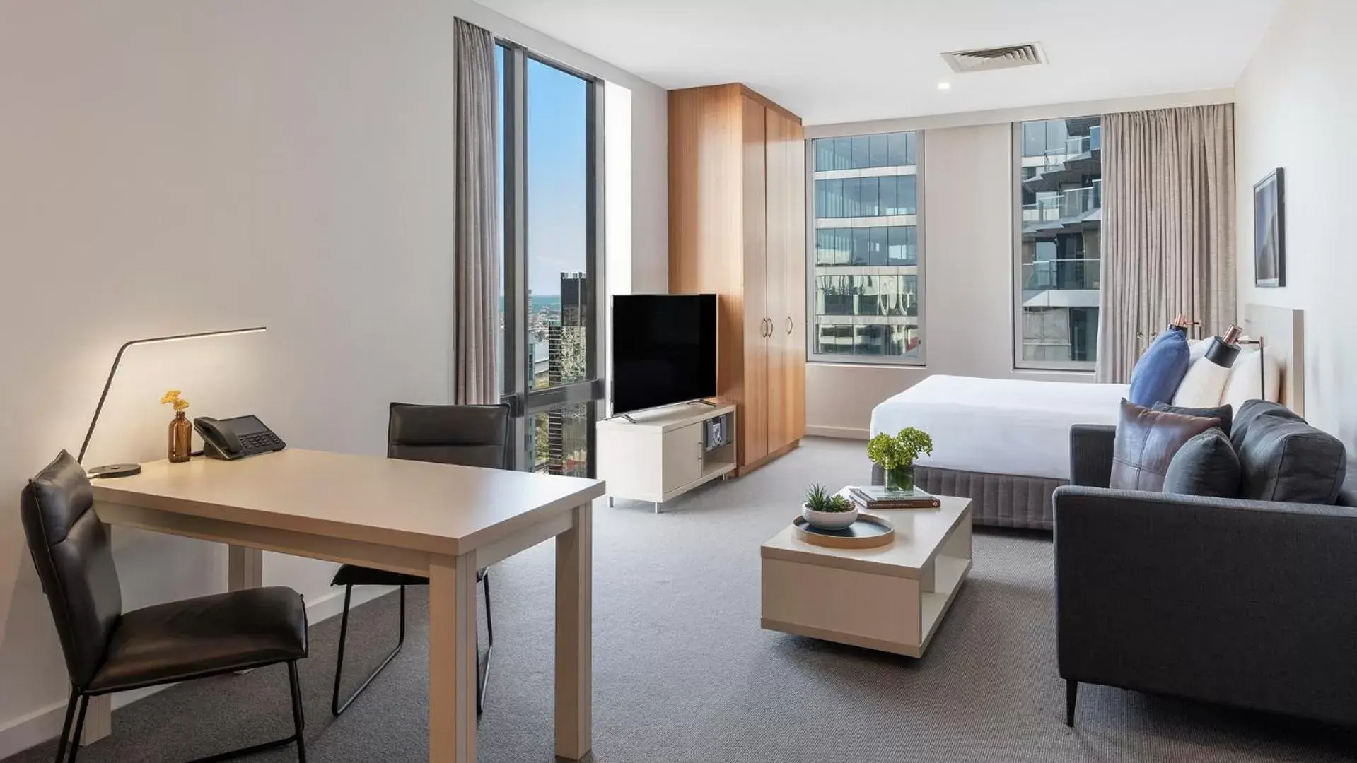 Bed, Seating Area in Oaks Melbourne on Market Hotel