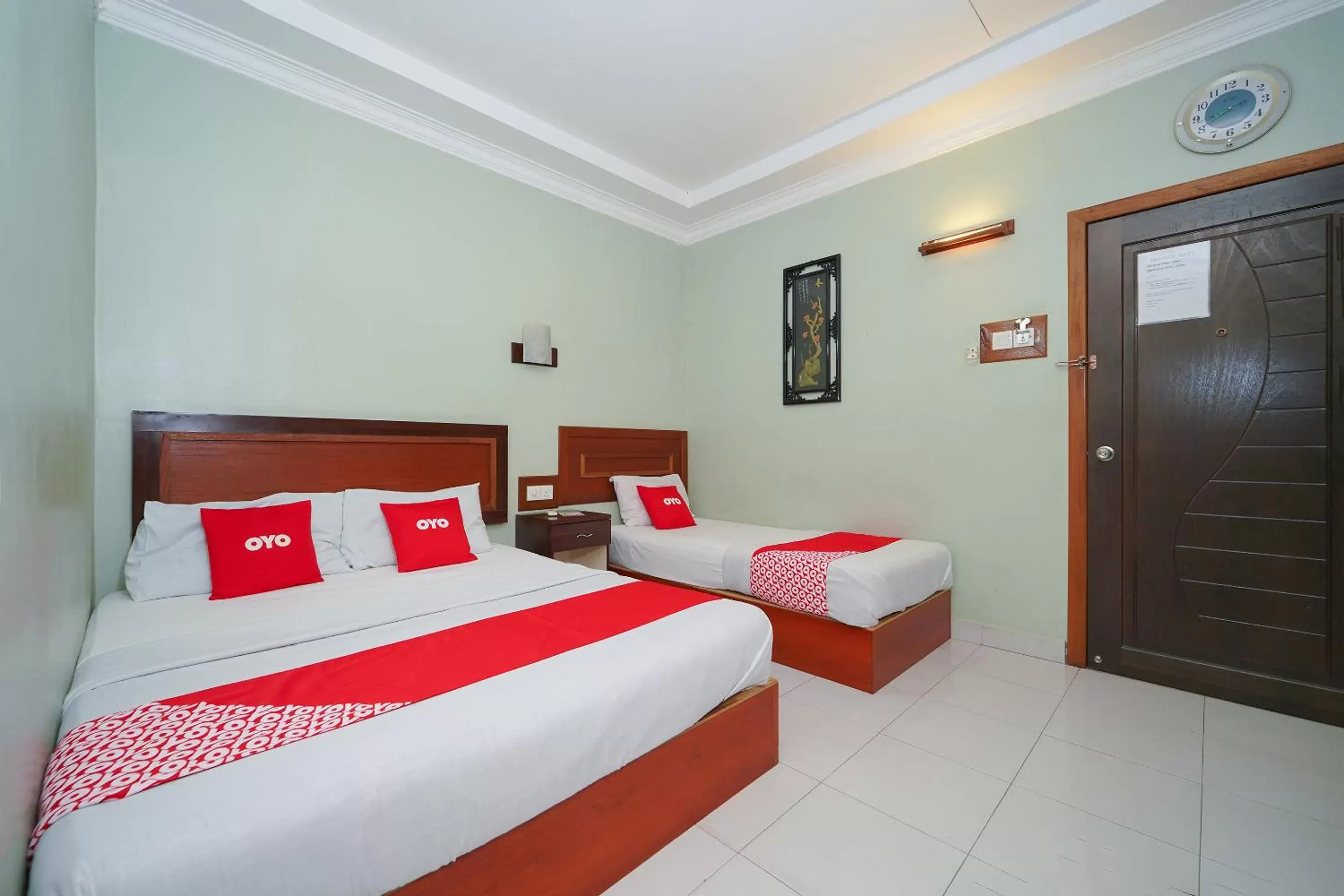 Bedroom in OYO 89976 Fins Hotel