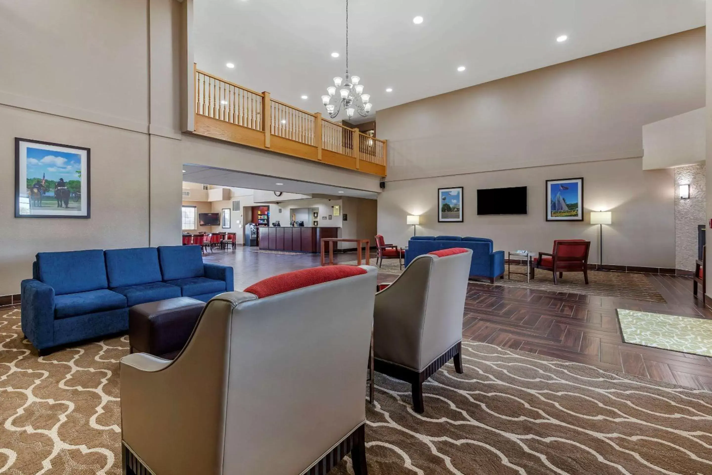 Lobby or reception, Lounge/Bar in Comfort Suites Delavan - Lake Geneva Area