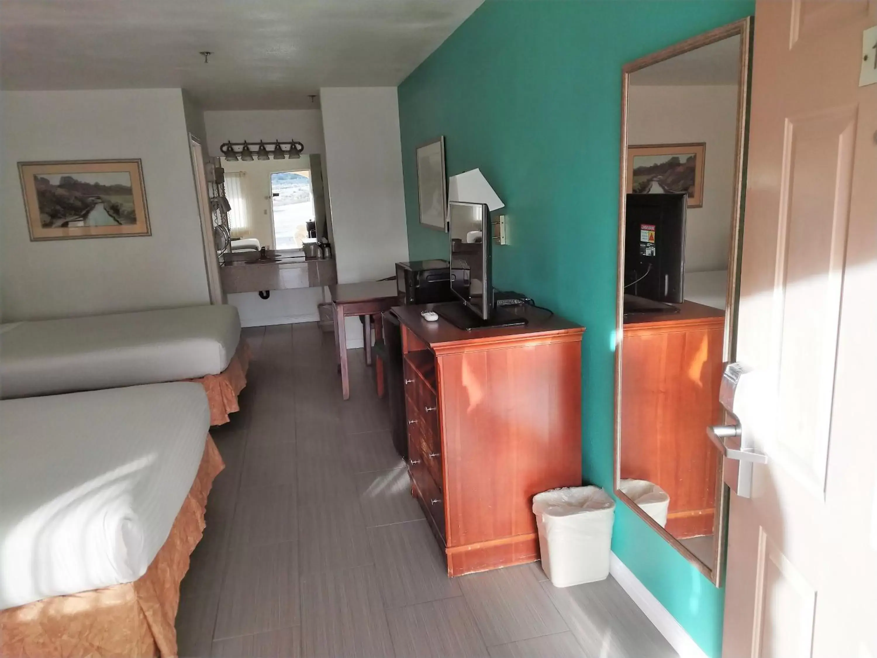 Photo of the whole room, Kitchen/Kitchenette in Rio Del Sol Inn Needles