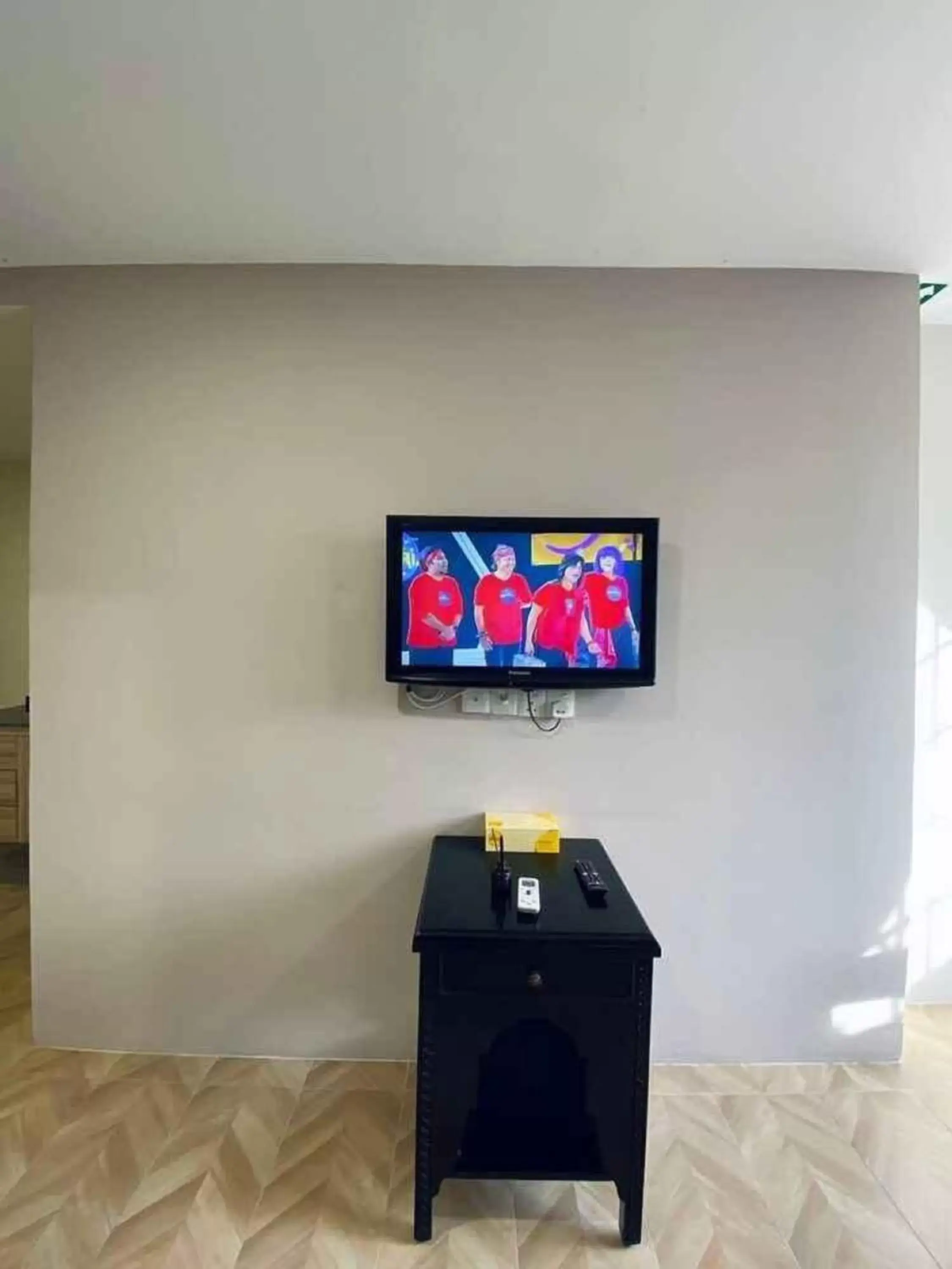 TV and multimedia, TV/Entertainment Center in Townhouse OAK Dz Premier Suite