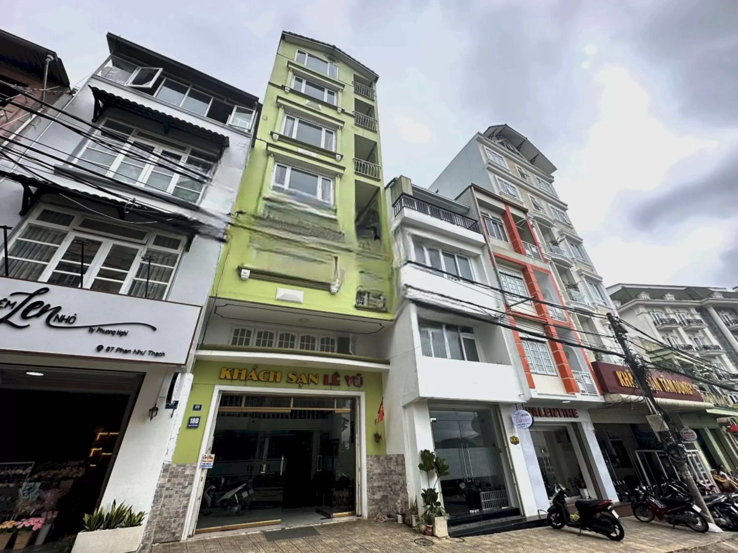 Property Building in OYO 1196 Le Vu Hotel Property Building in OYO 1196 Le Vu Hotel