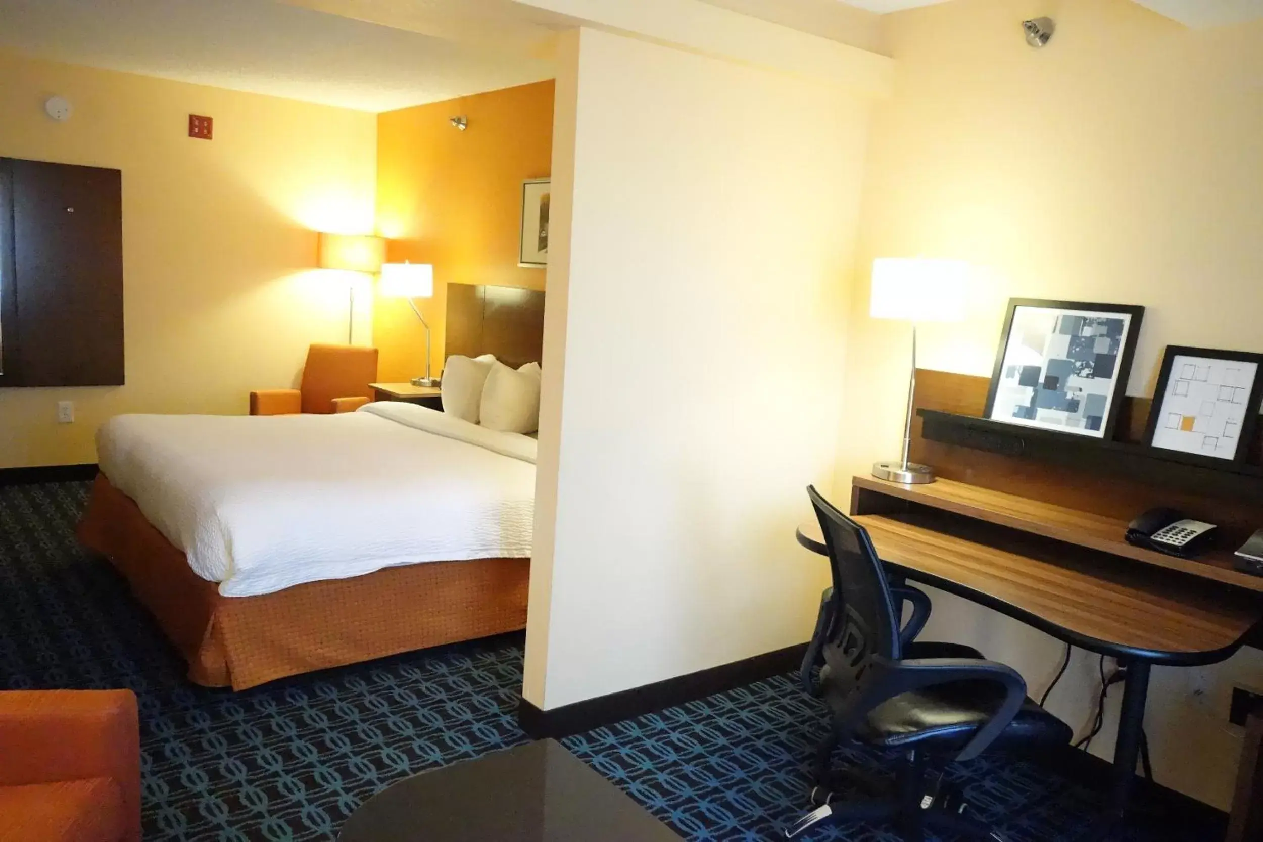 Photo of the whole room, Room Photo in Country Inn & Suites by Radisson, Phoenix Airport, AZ