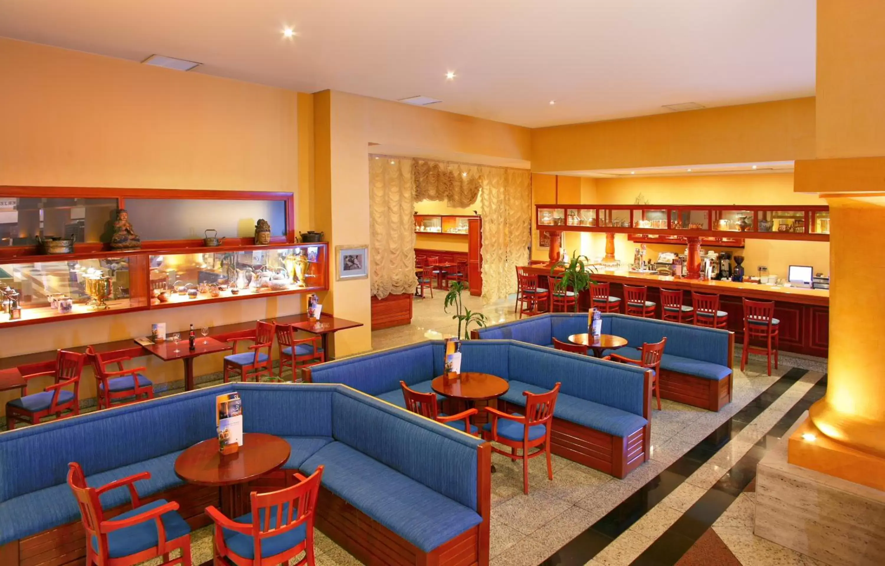 Lounge or bar, Restaurant/Places to Eat in Ilunion Les Corts Spa