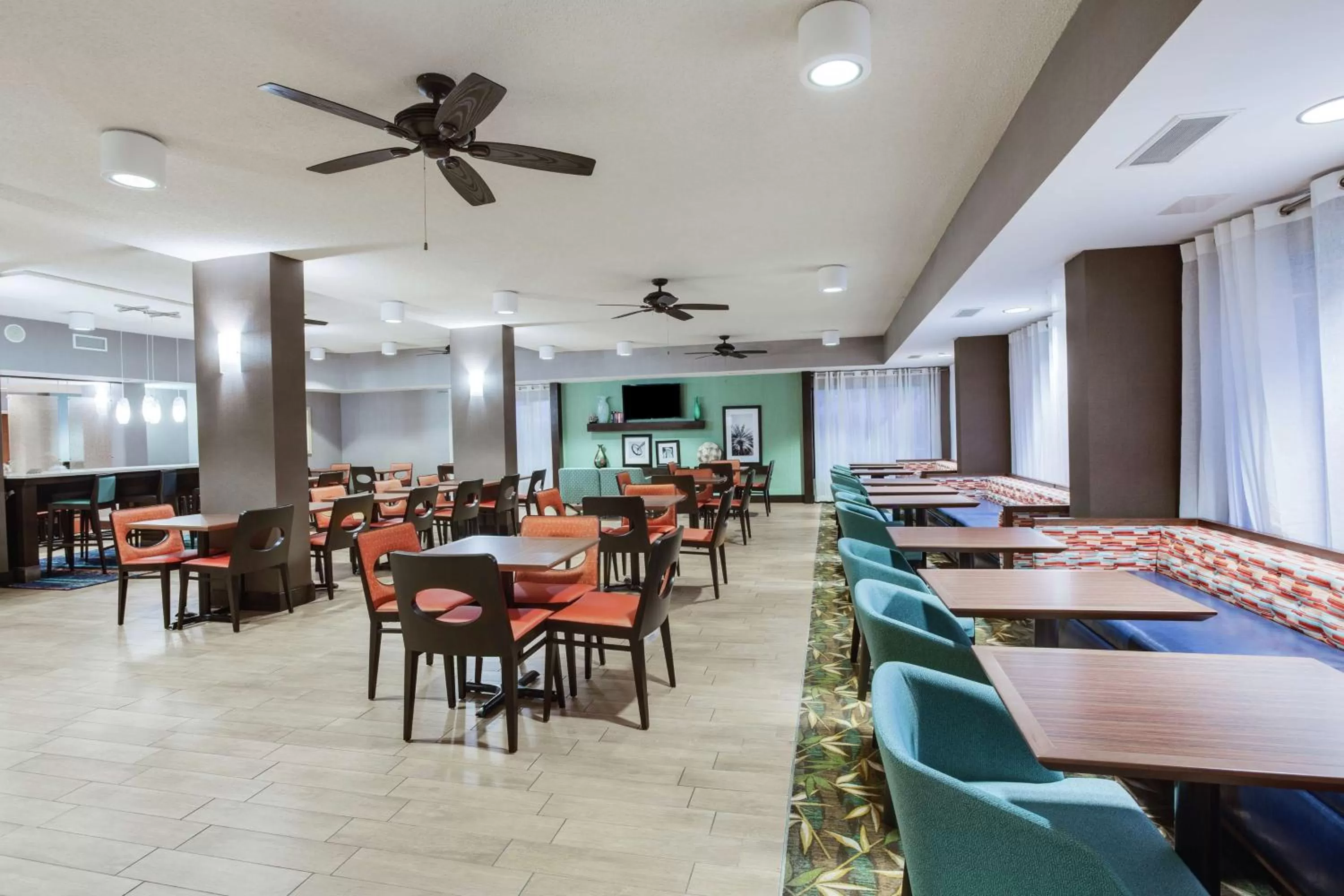 Dining area in Hampton Inn Orlando International Drive Convention Center