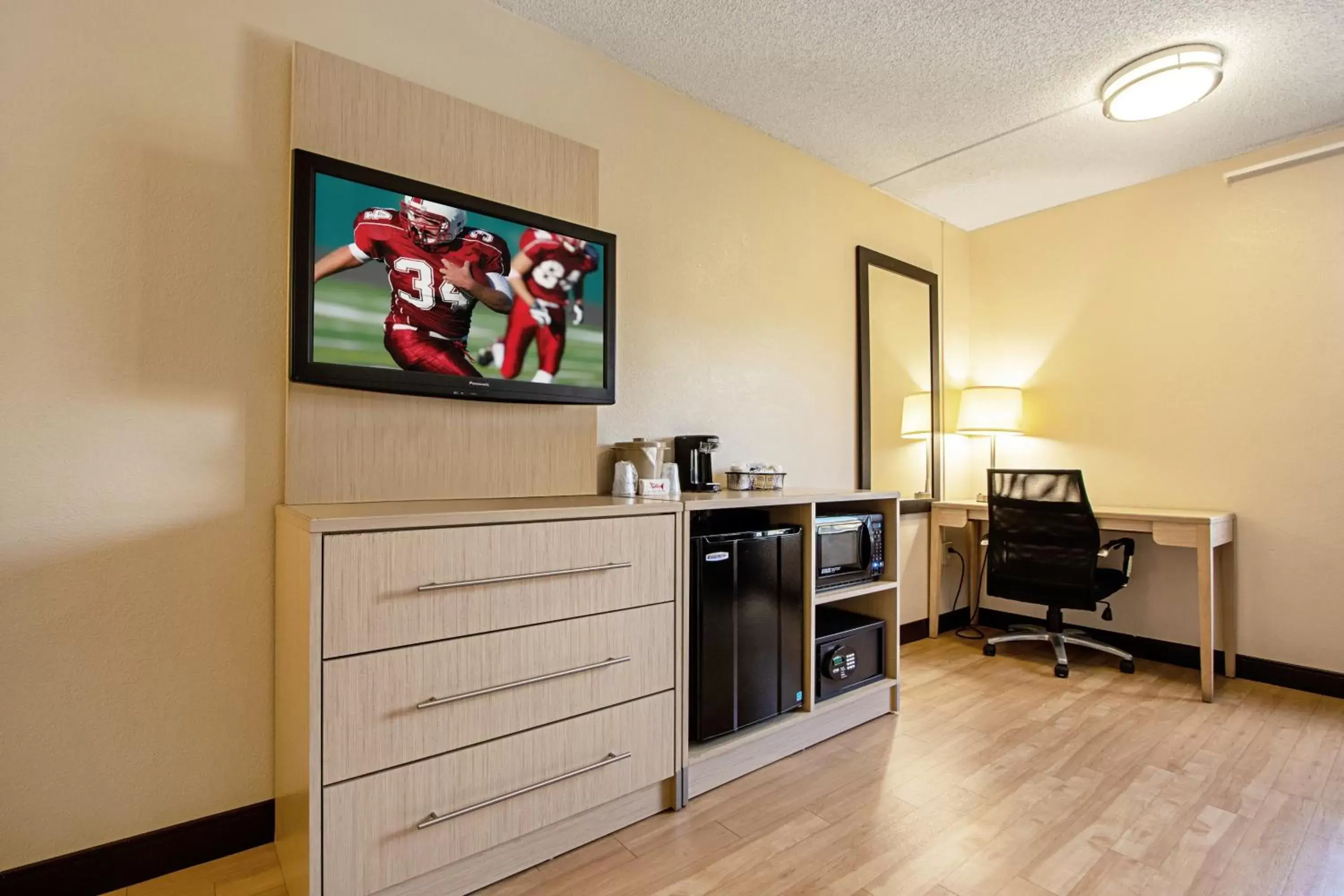 Photo of the whole room, Kitchen/Kitchenette in Red Roof Inn PLUS+ West Palm Beach