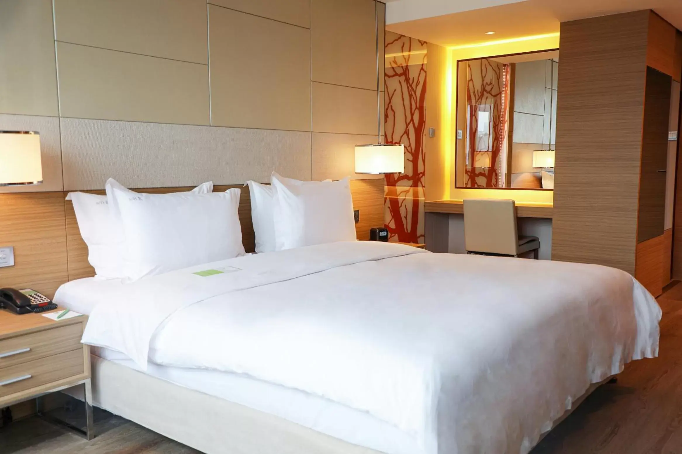 Photo of the whole room, Bed in Holiday Inn Shenzhen Donghua, an IHG Hotel