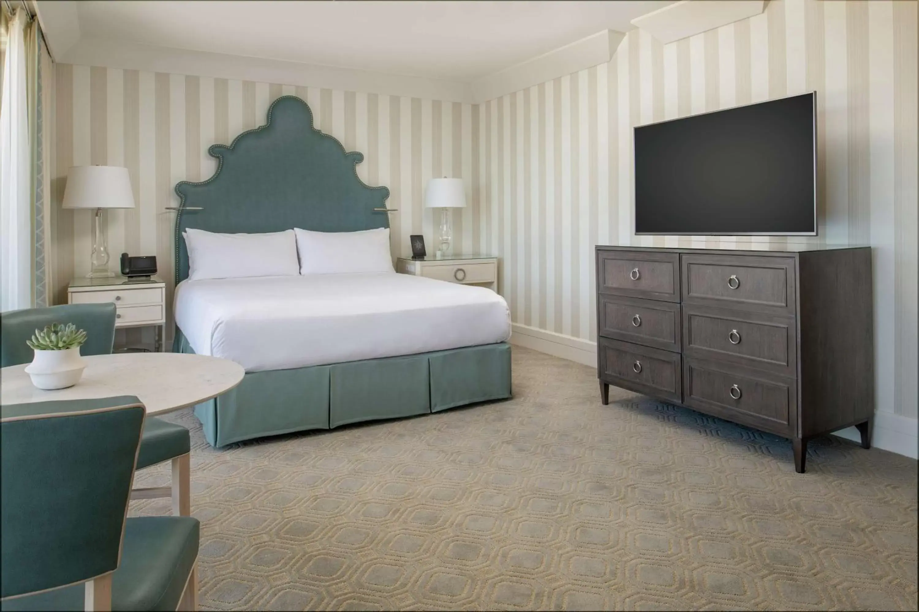 Bedroom, Bed in The Beverly Hilton