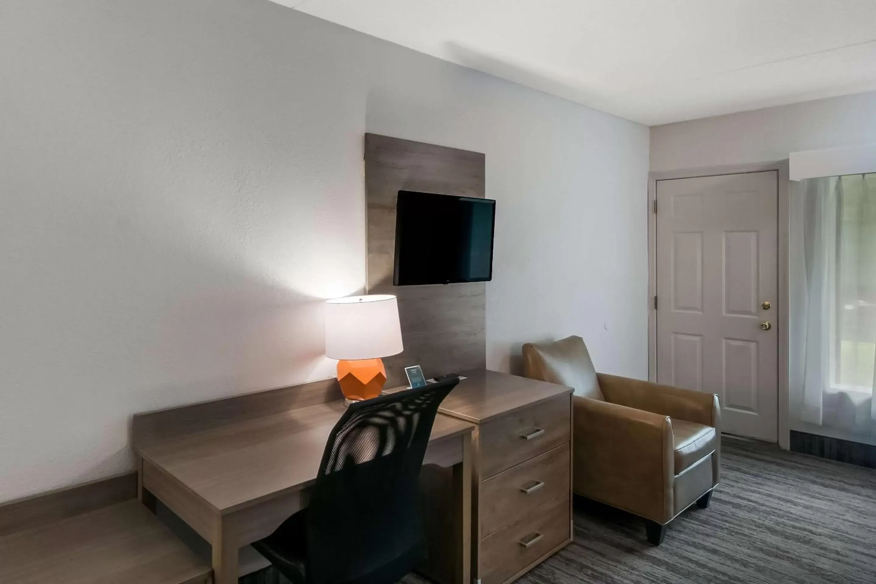Bedroom, TV/Entertainment Center in Quality Inn Westfield - Springfield