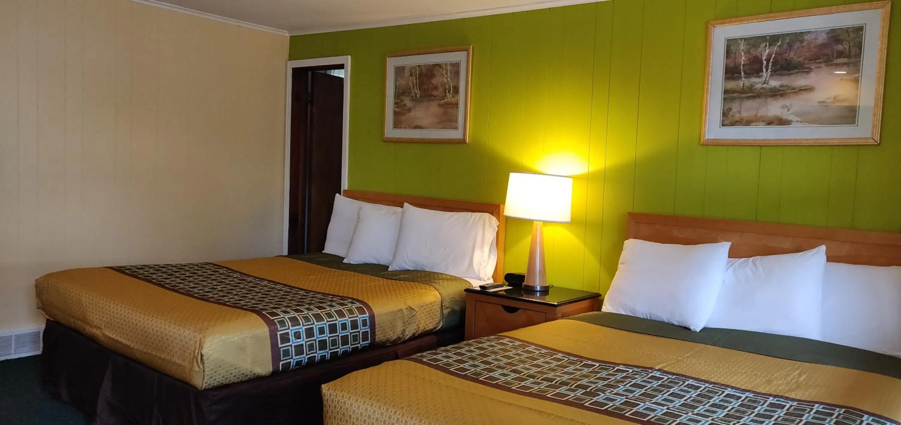 Bed in Pinebrook Motel