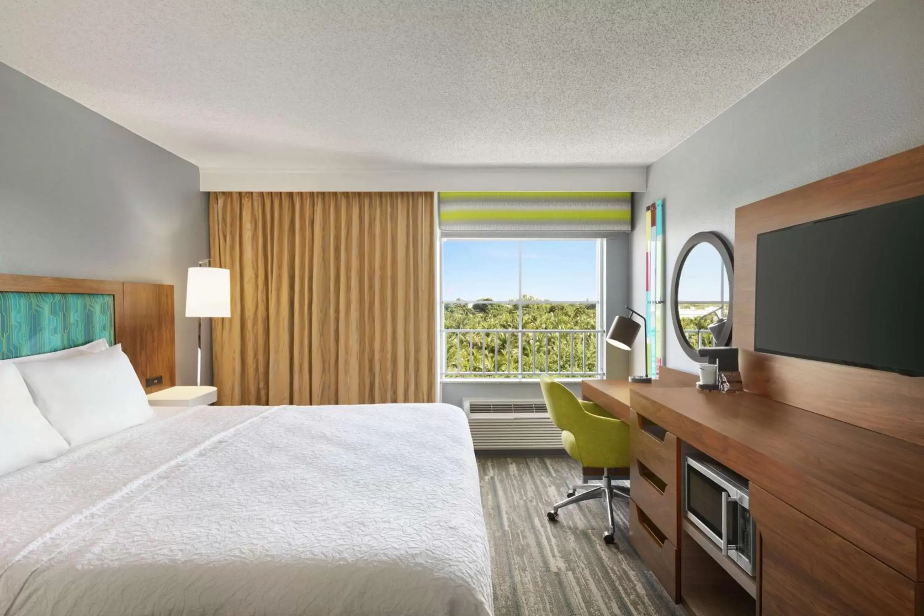 Bedroom, TV/Entertainment Center in Hampton Inn & Suites Fort Lauderdale Airport