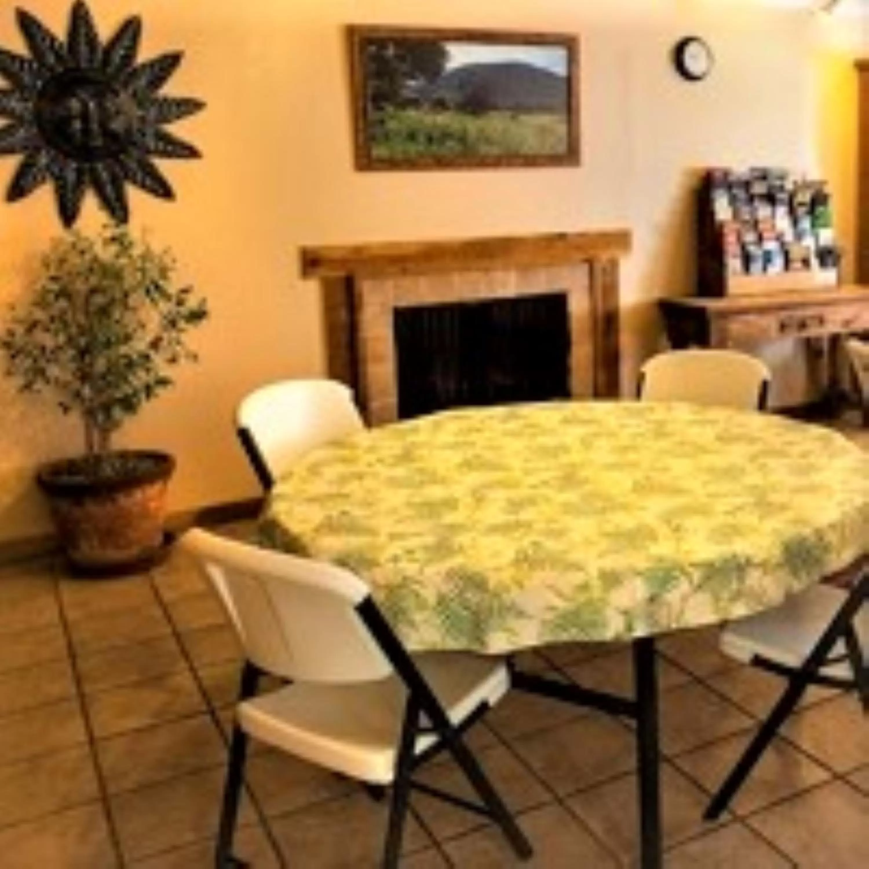 Communal lounge/ TV room in Pinecliff Village Resort