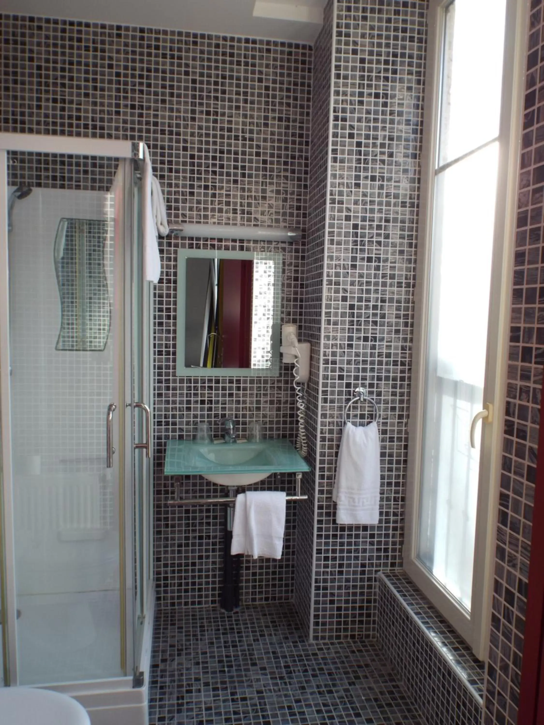 Shower, Bathroom in Hôtel Saint Martin