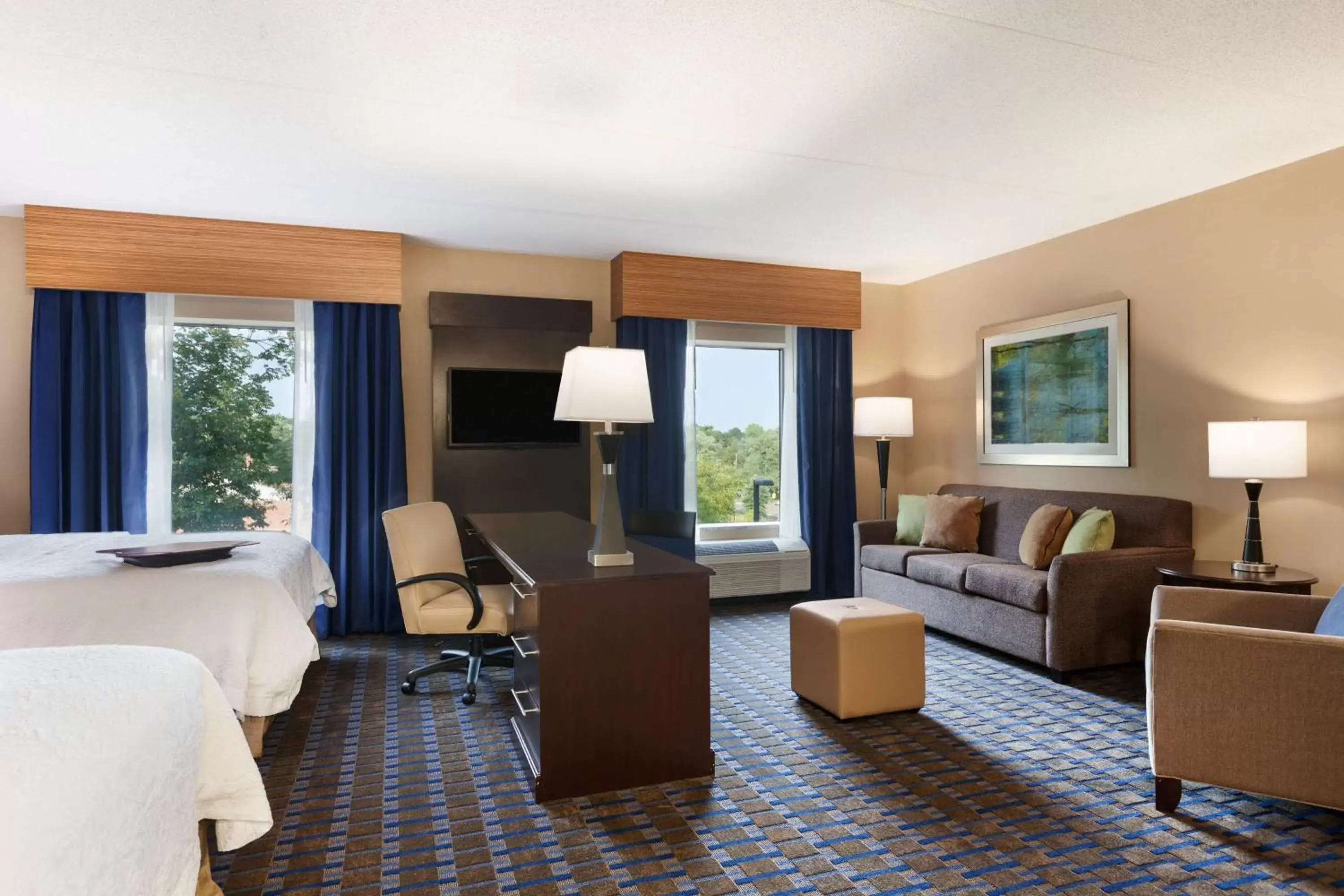 Bed, Seating Area in Hampton Inn and Suites Camp Springs
