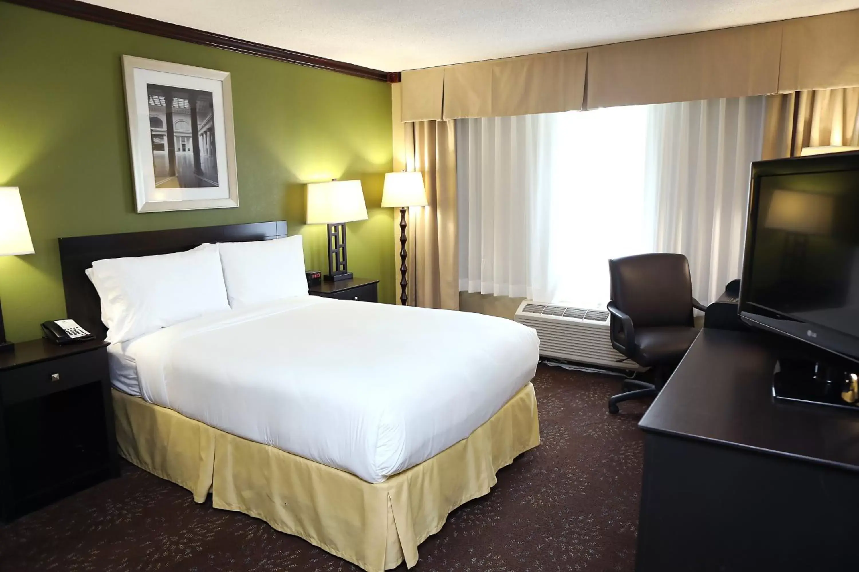 Photo of the whole room, Bed in Holiday Inn Chicago/Oak Brook, an IHG Hotel