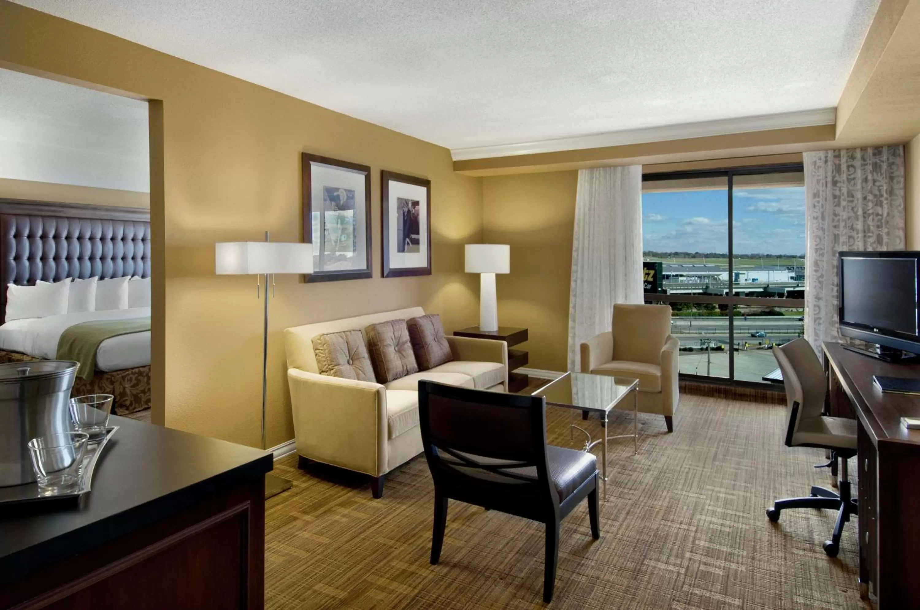 Living room in Hilton St. Louis Airport