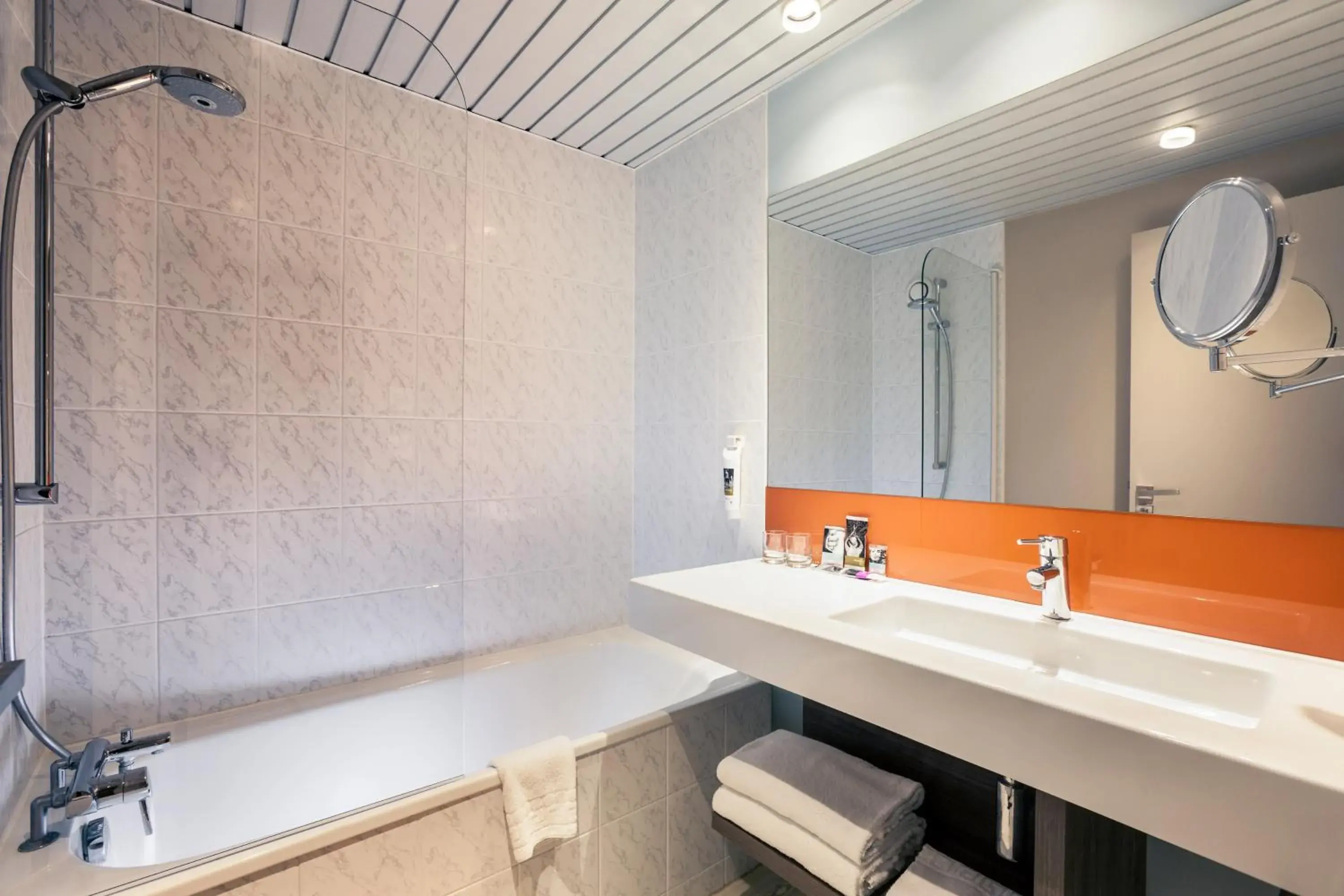 Shower, Bathroom in Hôtel Mercure Marne-la-Vallée Bussy St Georges