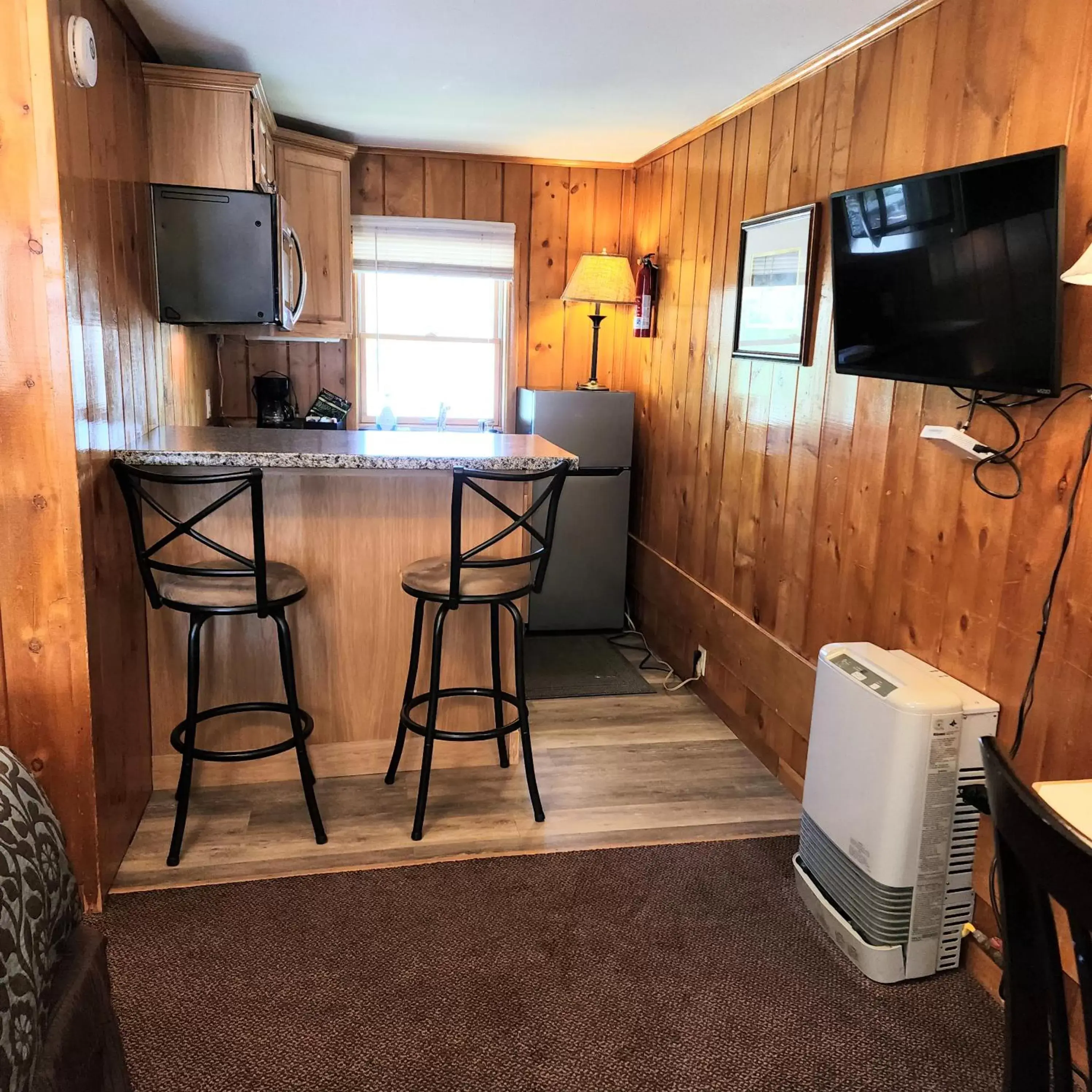 Queen Room with Kitchenette - single occupancy in Canyon Motel near Rocky Mountain National Park Queen Room with Kitchenette - single occupancy in Canyon Motel near Rocky Mountain National Park
