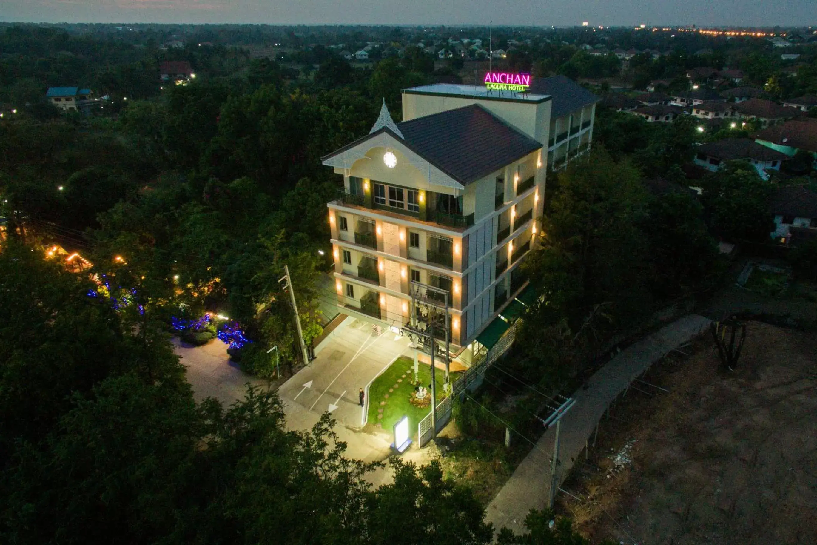Property building in Anchan Laguna Hotel โรงแรมอัญชันลากูน่า Property building in Anchan Laguna Hotel โรงแรมอัญชันลากูน่า