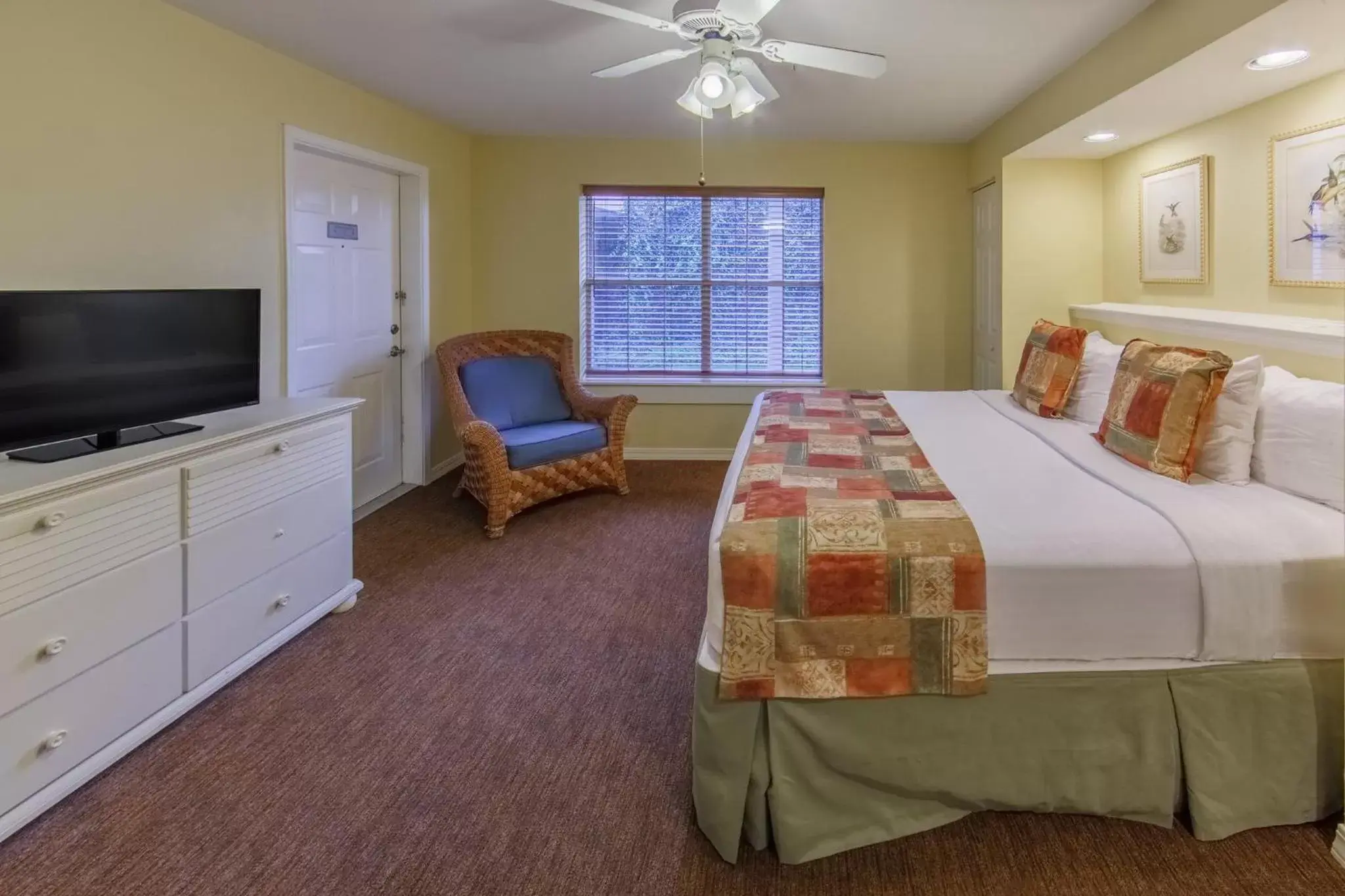 Photo of the whole room, TV/Entertainment Center in Holiday Inn Club Vacations Villages Resort at Lake Palestine