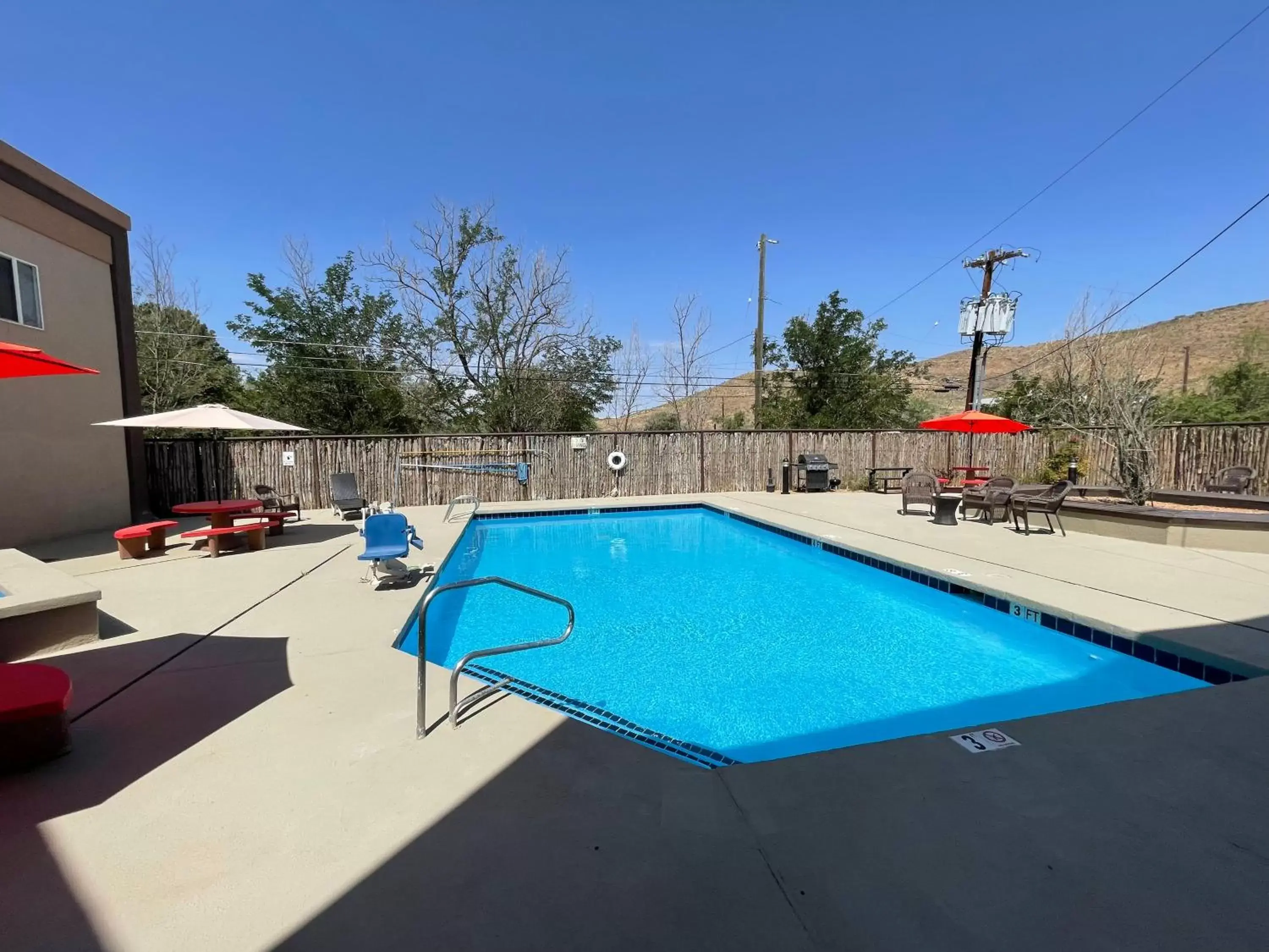 Swimming Pool in Quality Inn Alpine