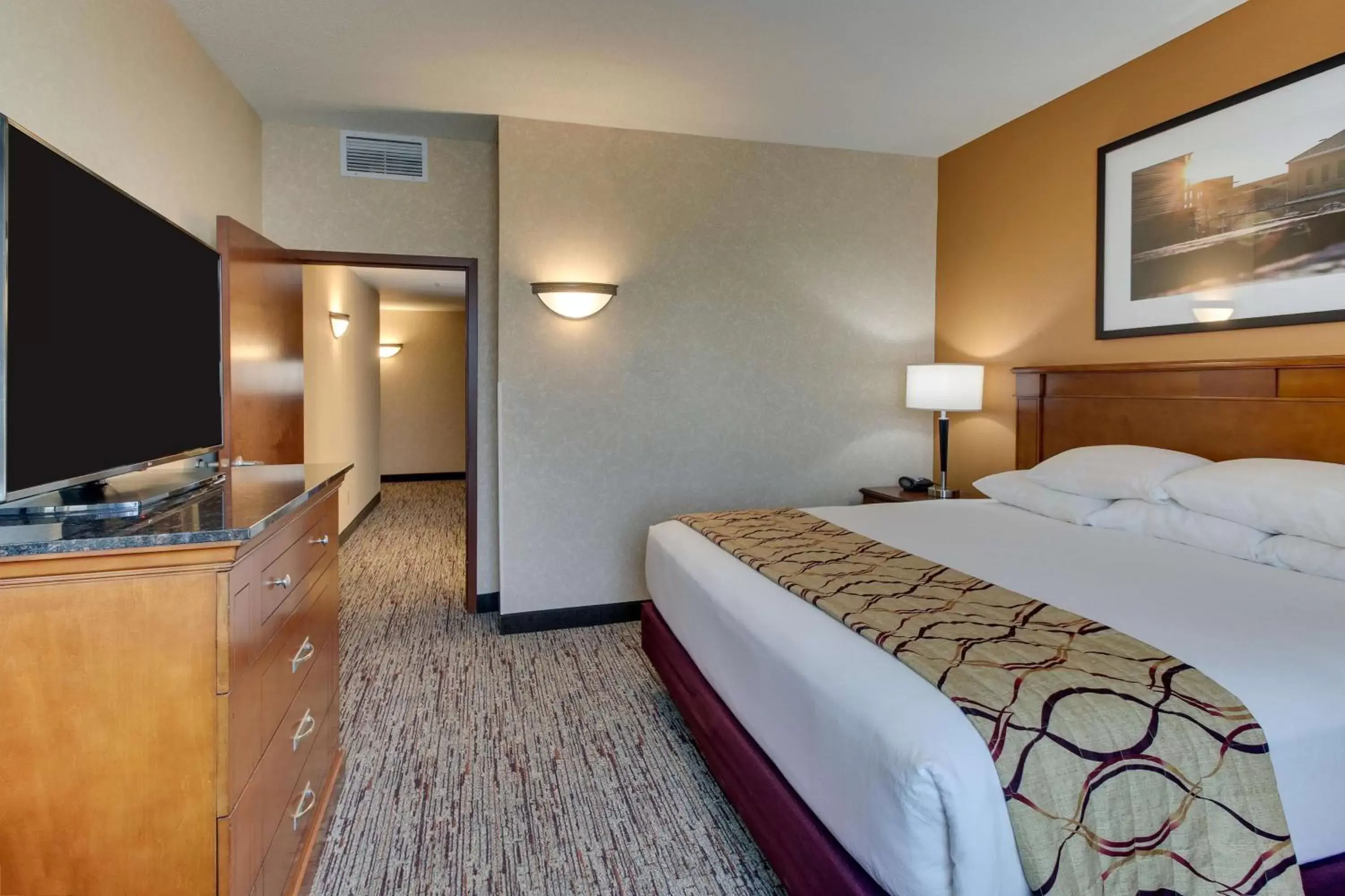 Photo of the whole room, Bed in Drury Inn & Suites Meridian