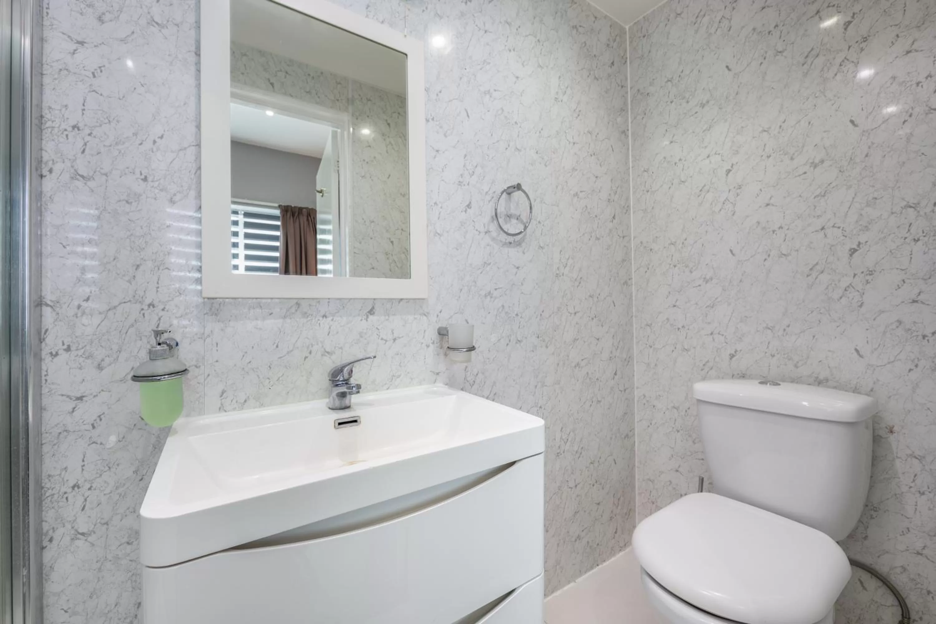 Shower in King Solomon Hotel- Golders Green