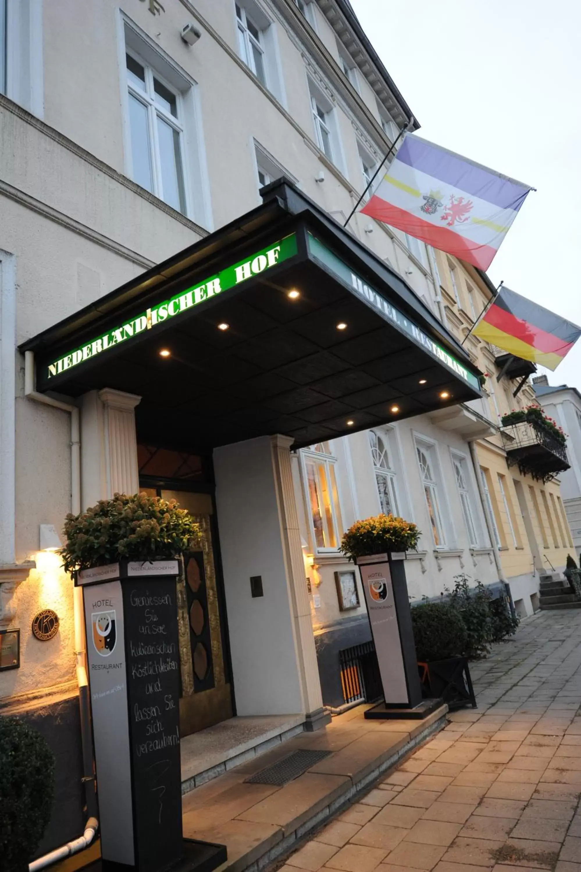 Facade/entrance, Property Building in Hotel Niederländischer Hof