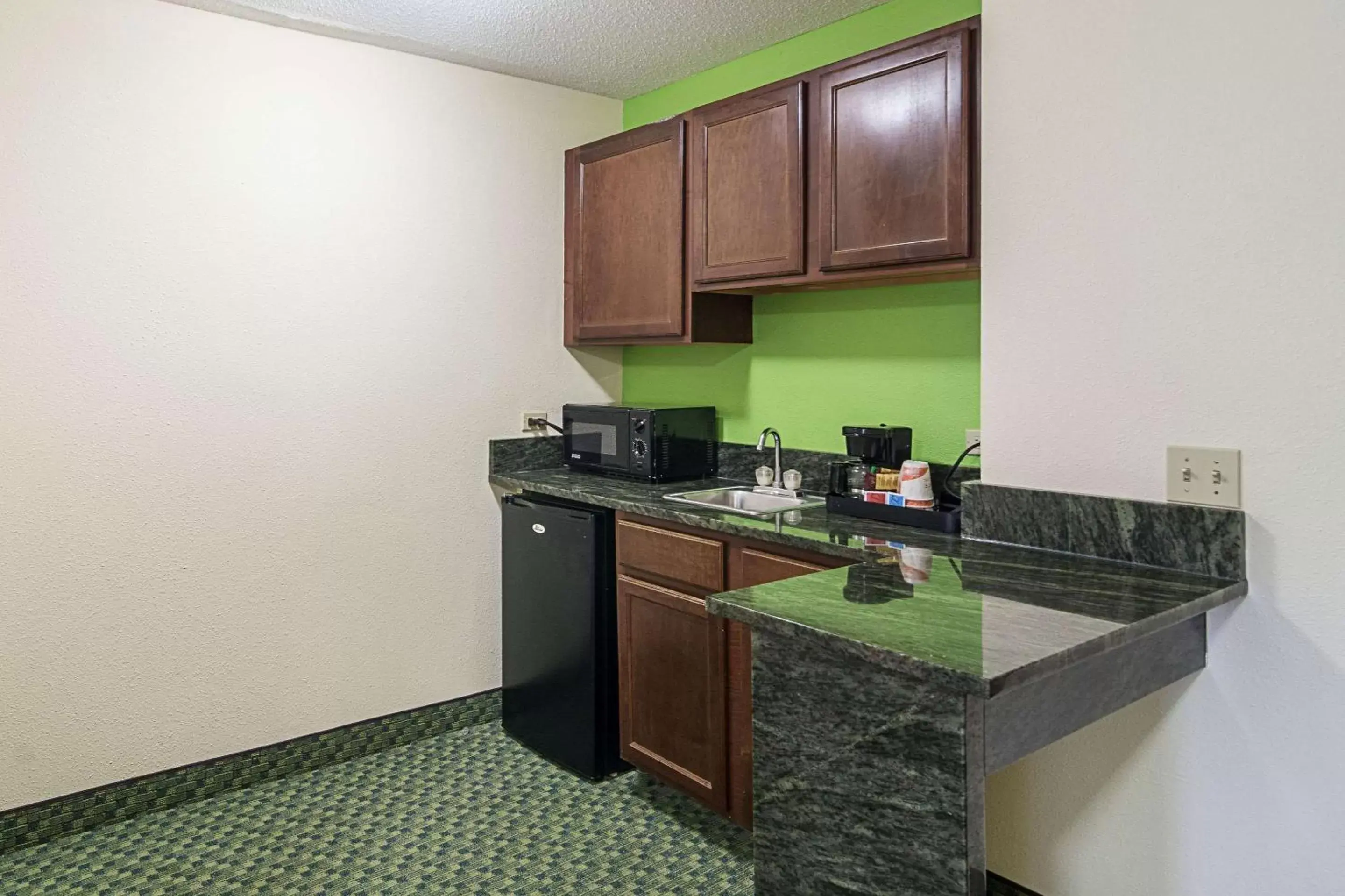 Photo of the whole room, Kitchen/Kitchenette in Quality Inn and Suites Harvey