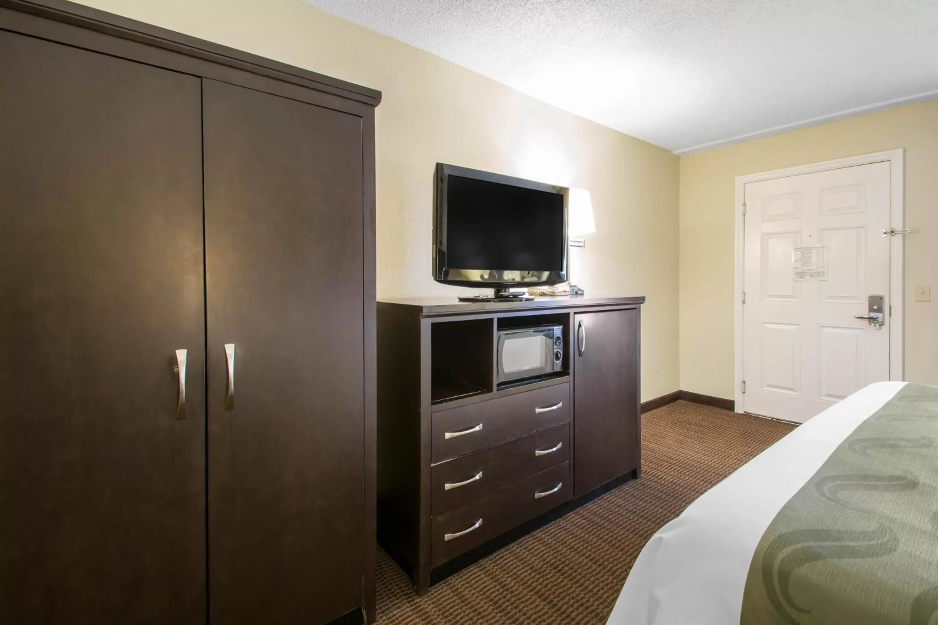 TV and multimedia, TV/Entertainment Center in Quality Inn Daytona Speedway