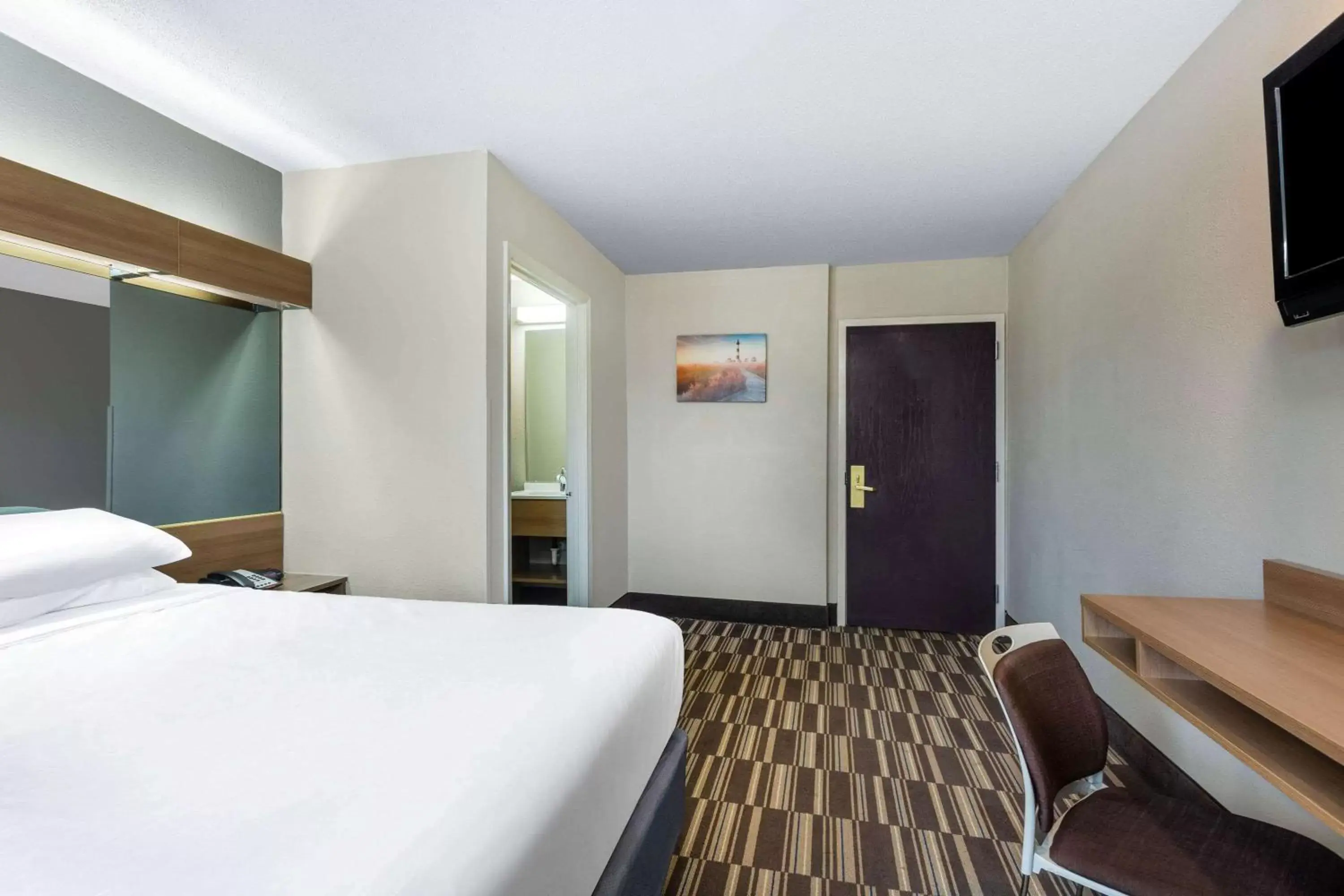 Photo of the whole room, Bed in Microtel Inn & Suites by Wyndham Matthews/Charlotte