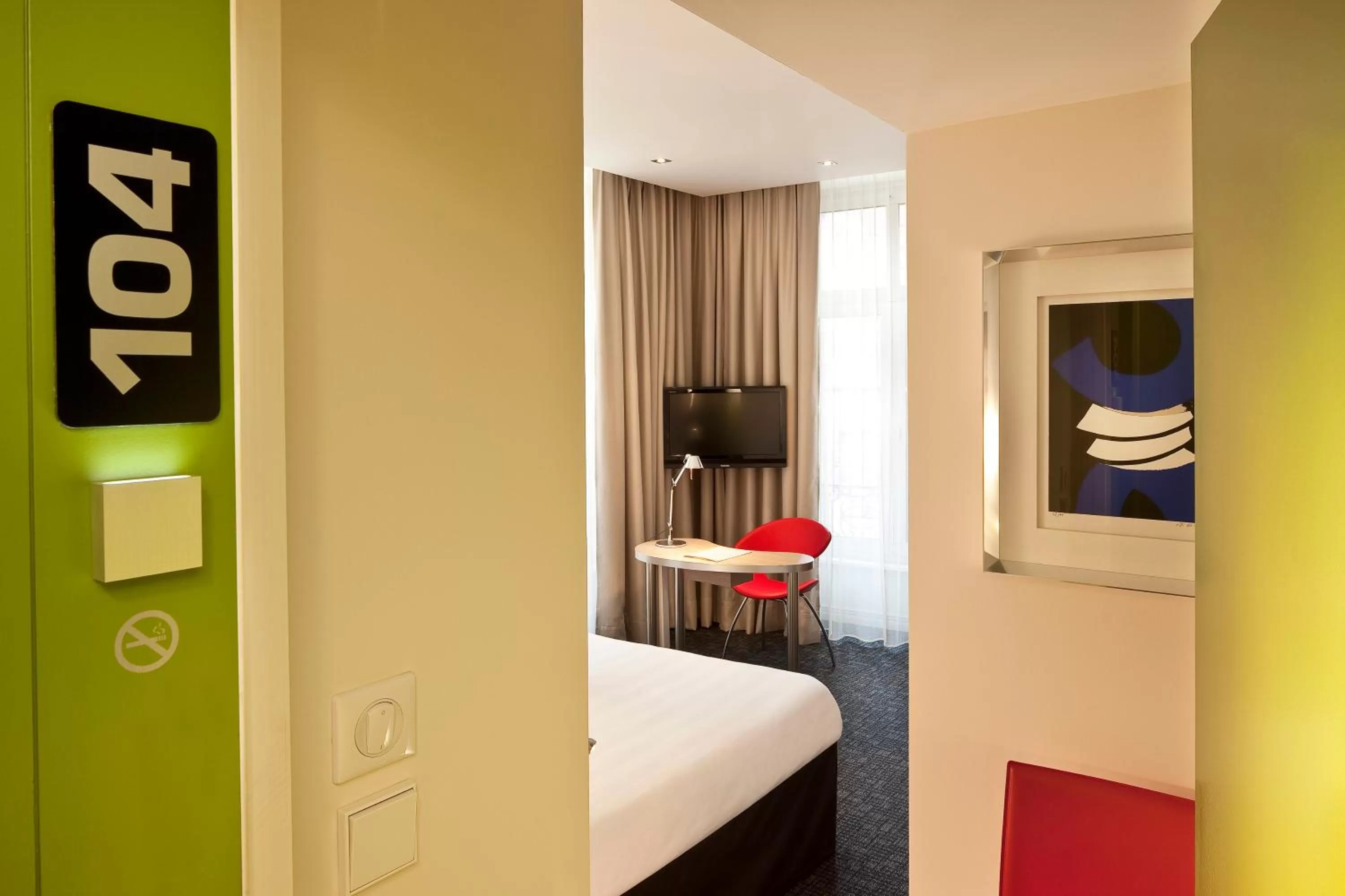 Photo of the whole room, Bed in Hôtel Gutenberg