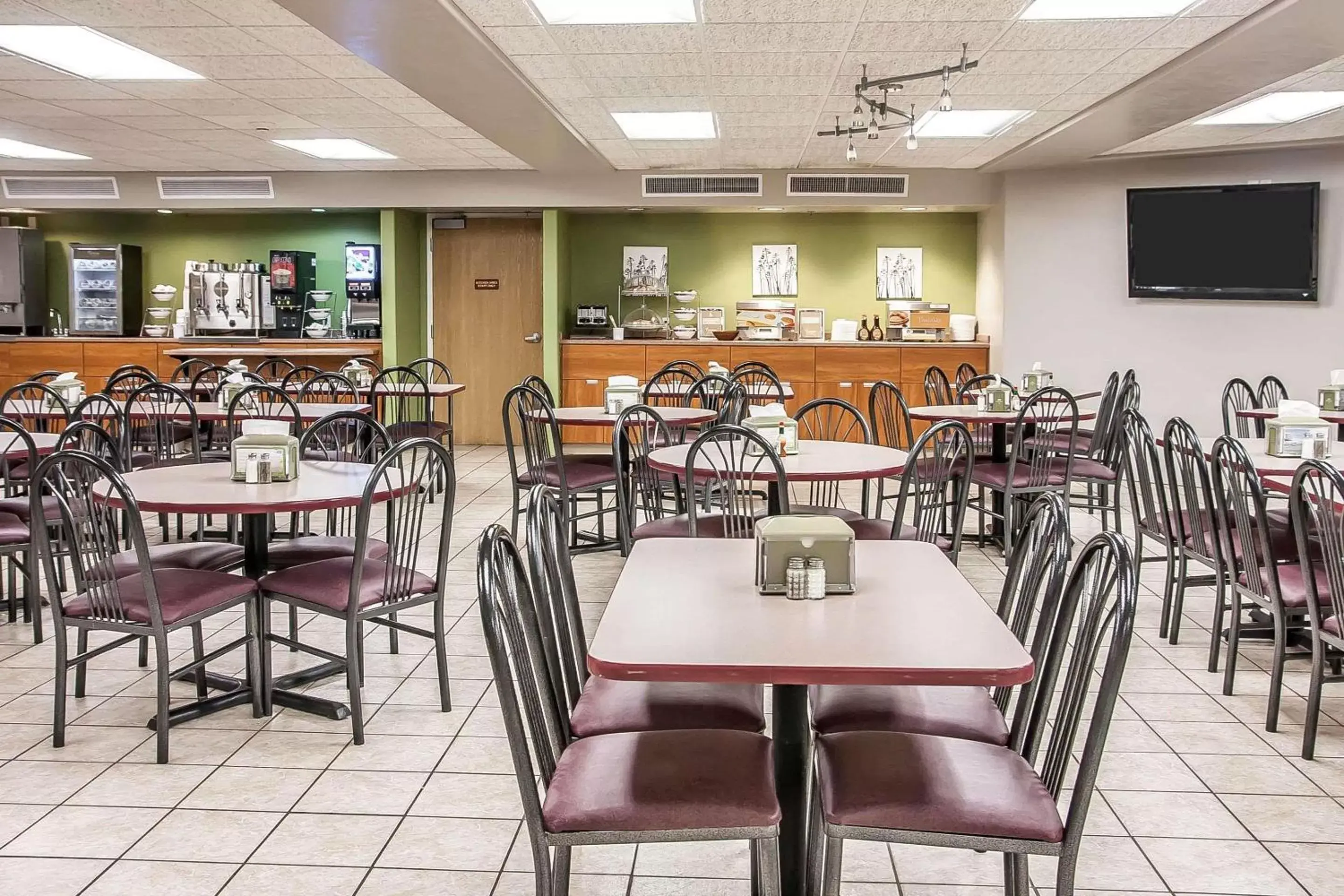 Restaurant/Places to Eat in Sleep Inn & Suites Conference Center and Water Park