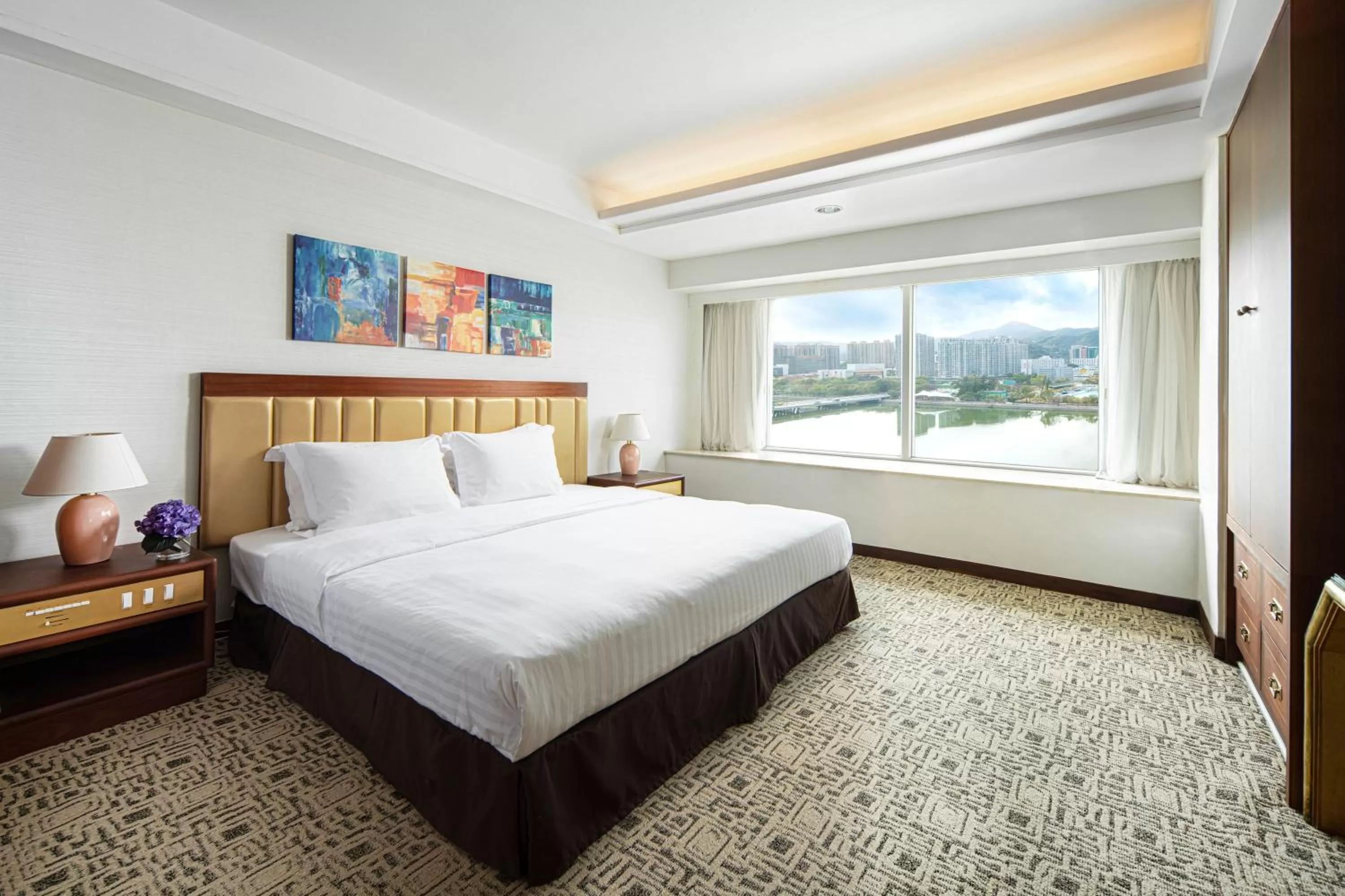 Bed in Regal Riverside Hotel