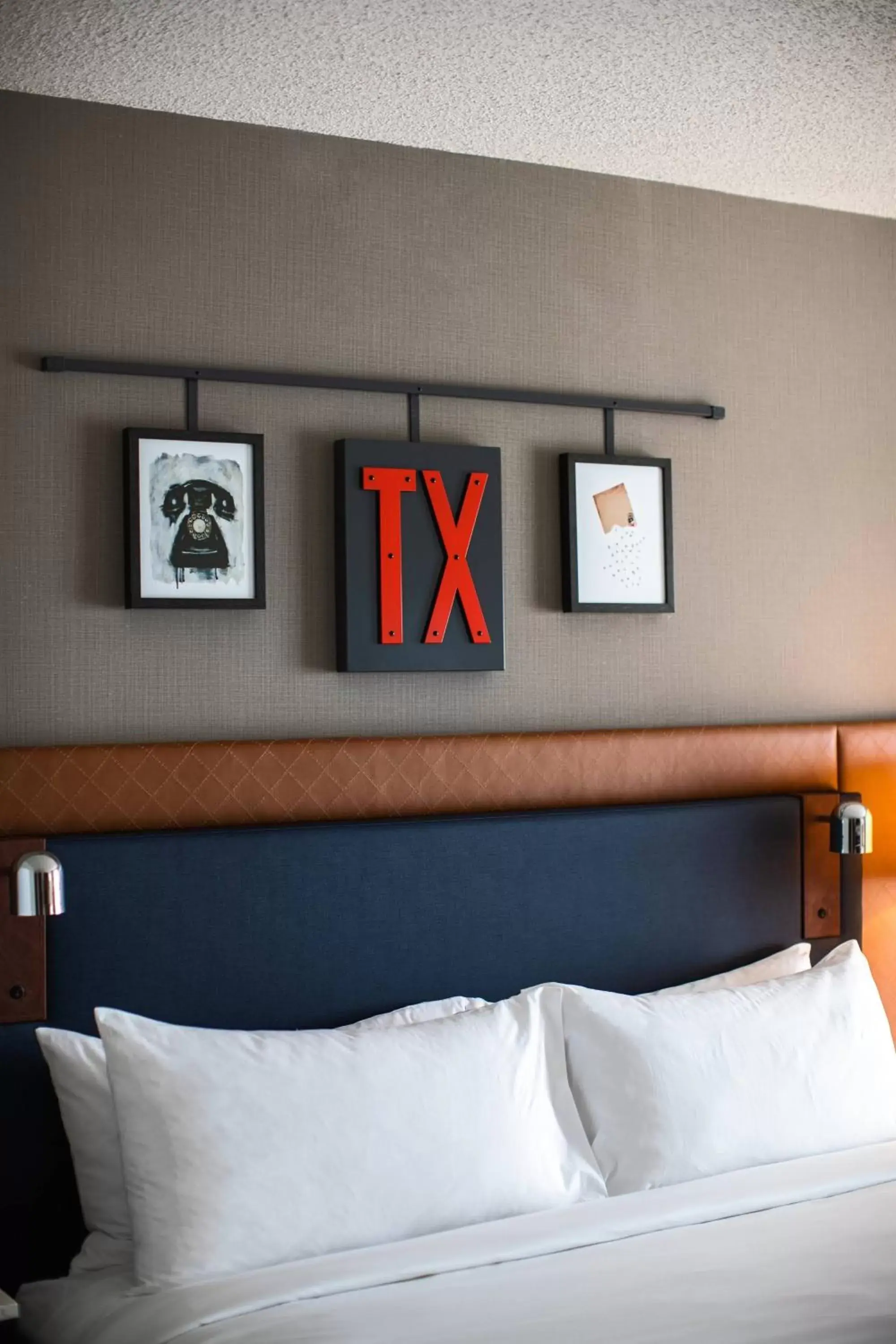 Lounge or bar, Bed in Renaissance Dallas Richardson Hotel