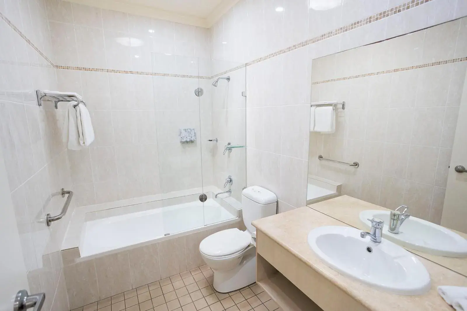 Shower, Bathroom in Hawkesbury Race Club Motel