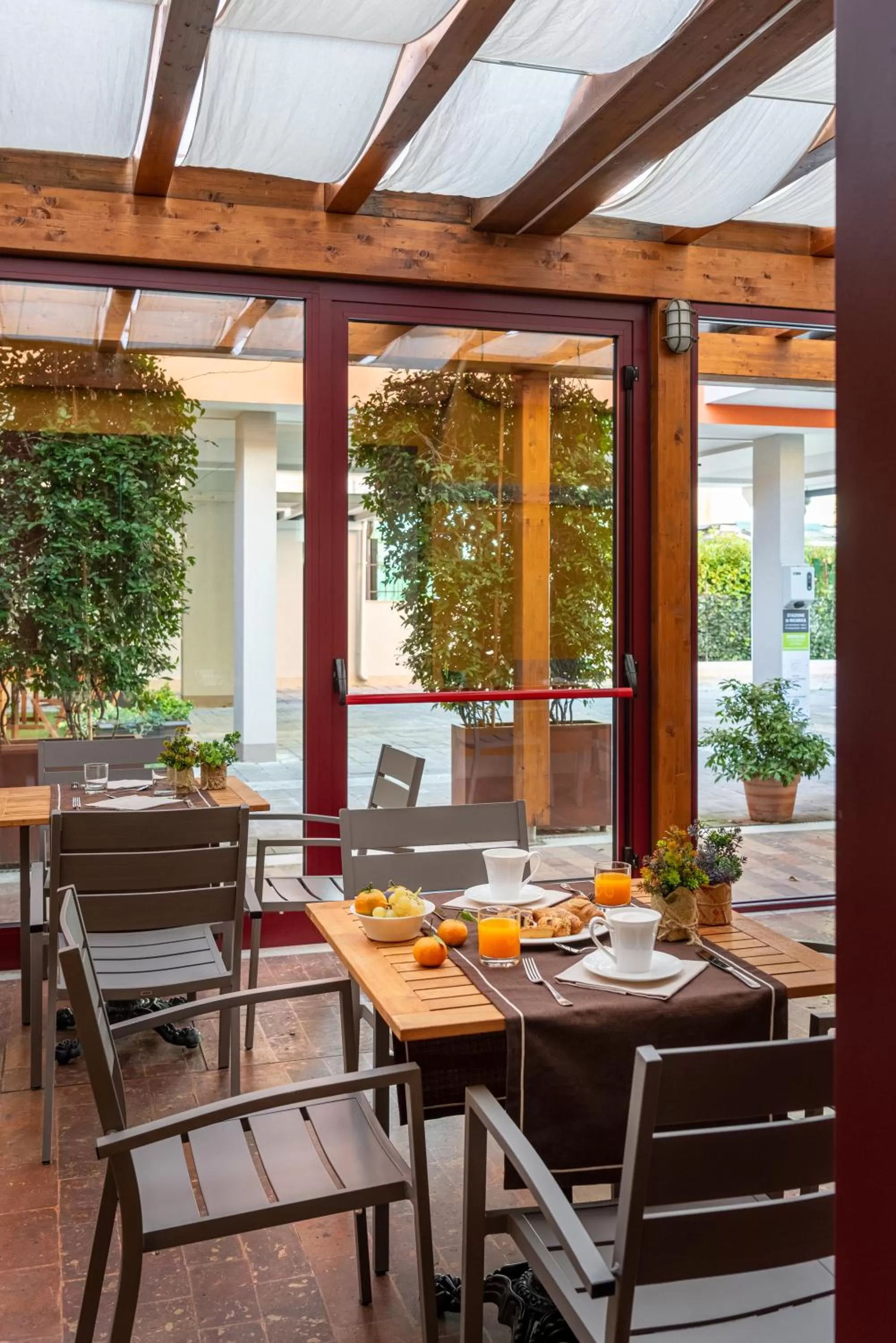 Food and drinks in UNAHOTELS Eco Hotel Villa Costanza Venezia