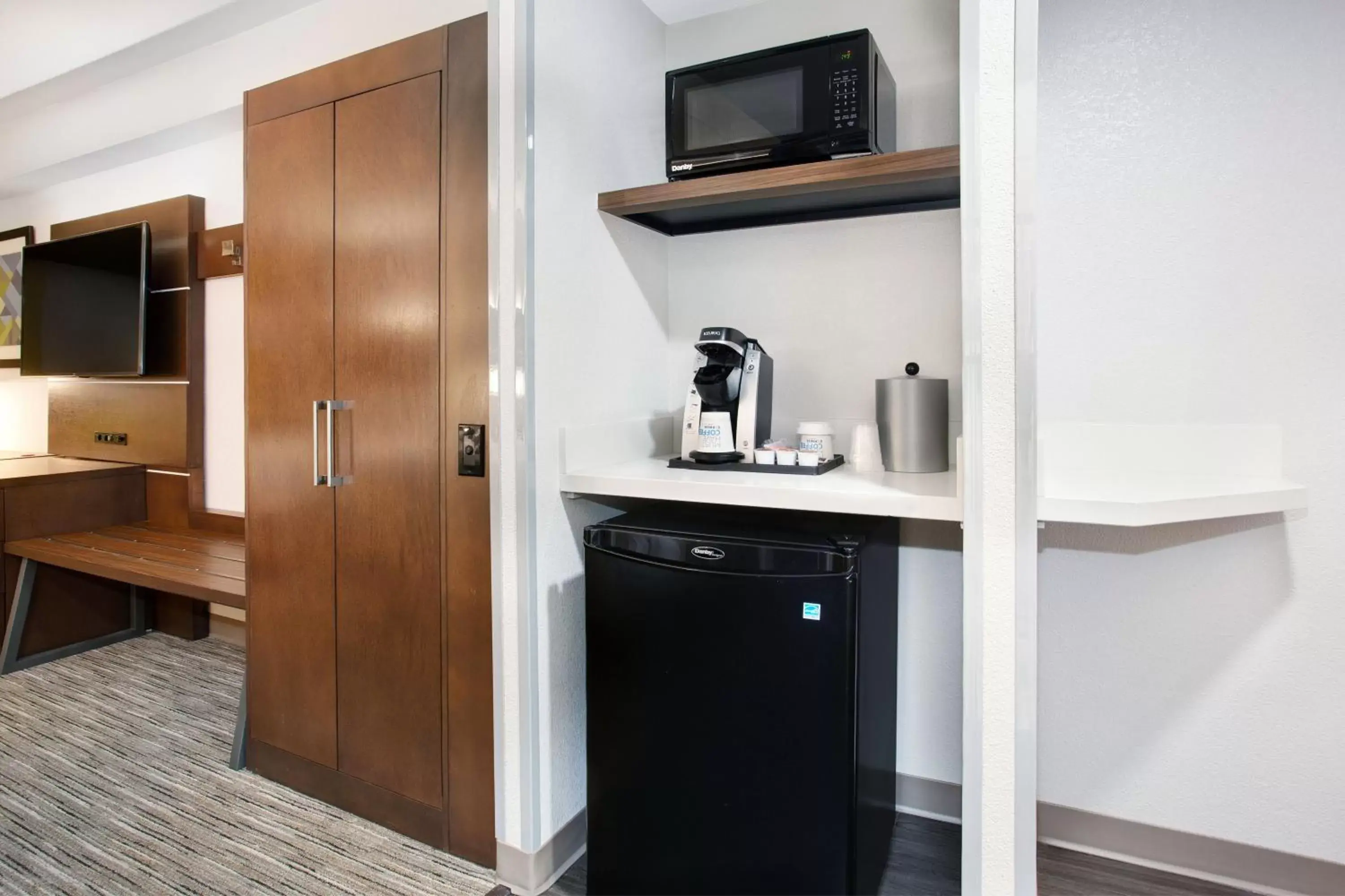 Photo of the whole room, Kitchen/Kitchenette in Holiday Inn Express Exton - Great Valley, an IHG Hotel