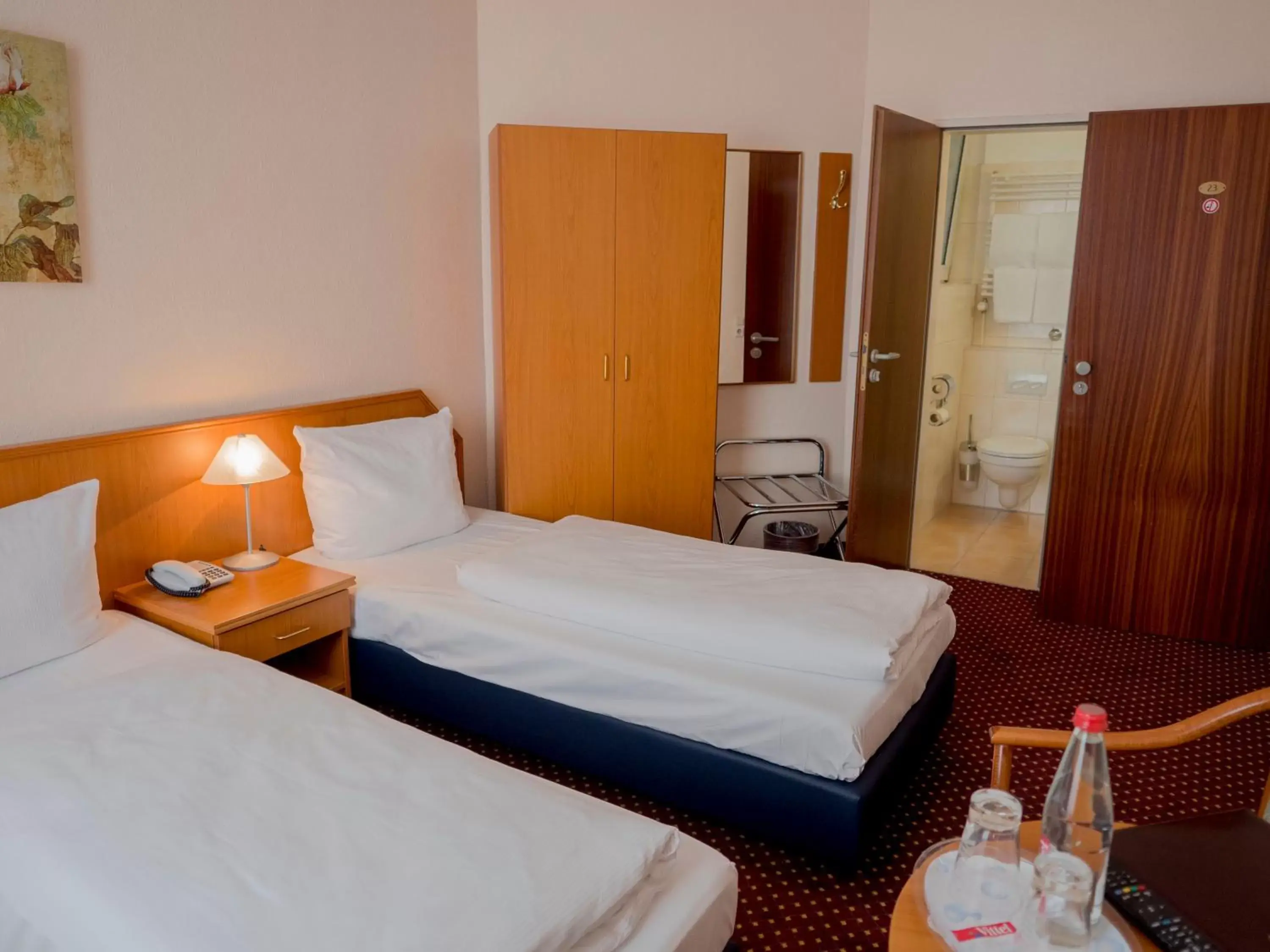 Photo of the whole room, Bed in Hotel Lumen am Hauptbahnhof