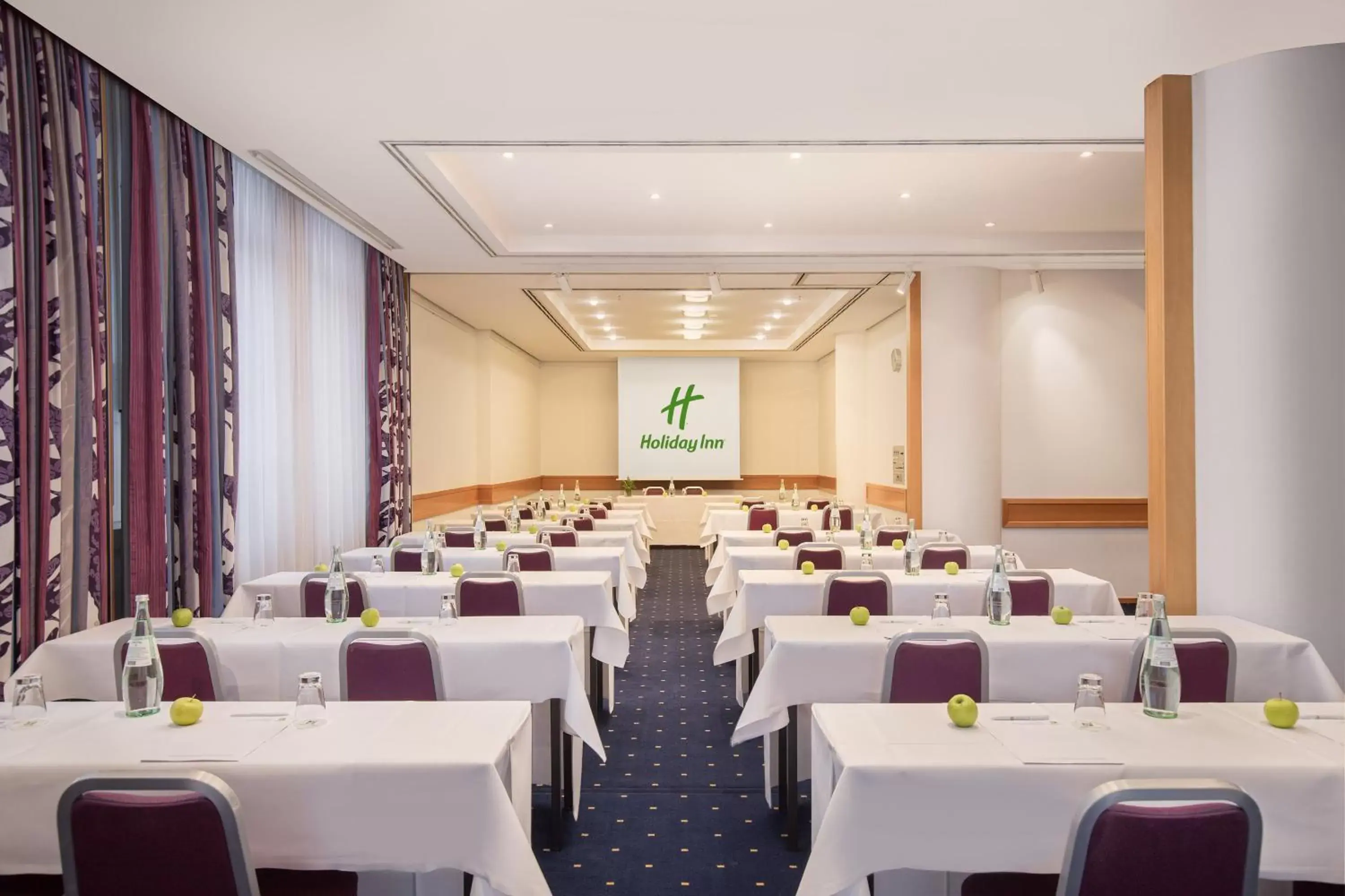 Meeting/conference room in Holiday Inn Hamburg, an IHG Hotel