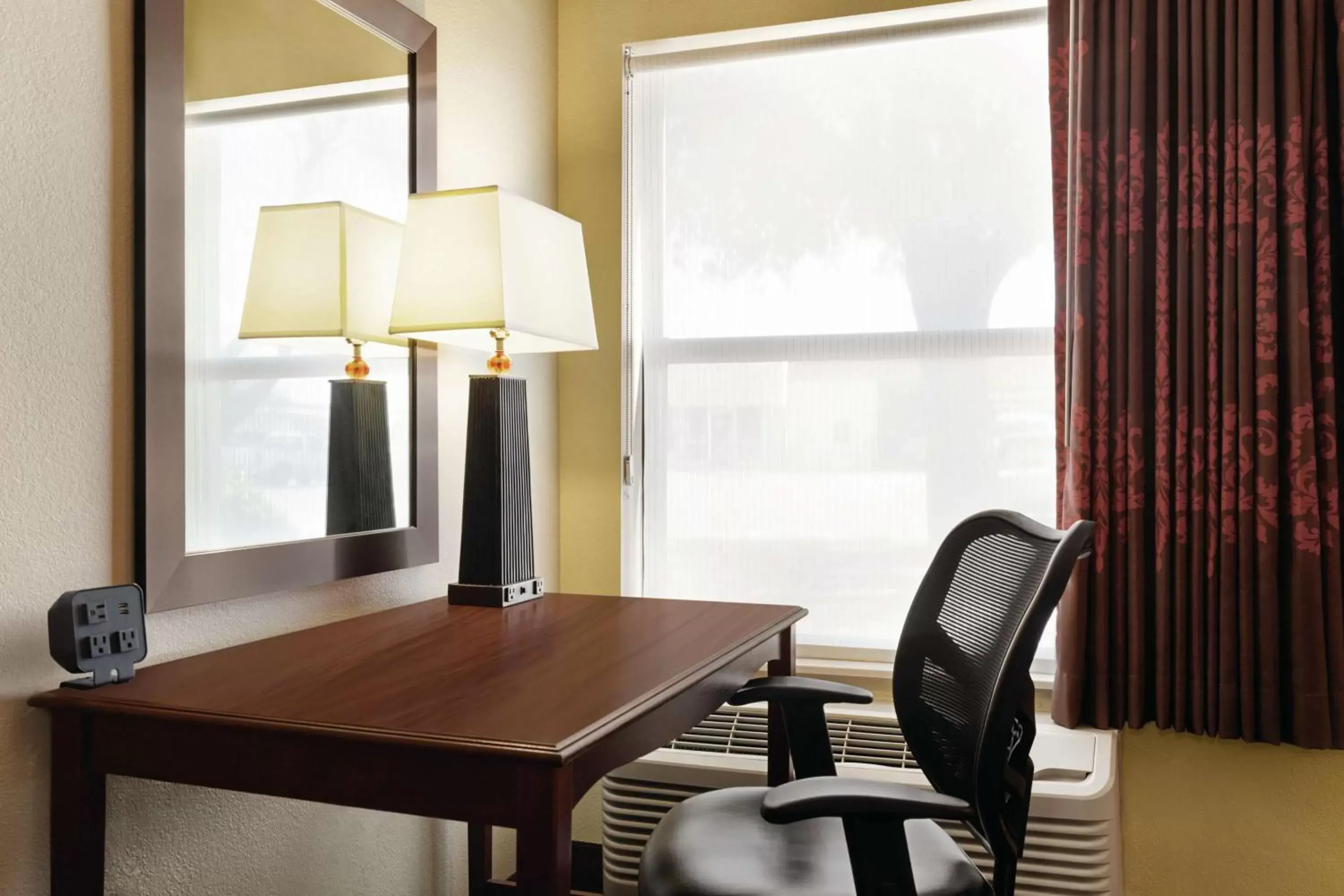 Bedroom, Seating Area in Hampton Inn San Angelo