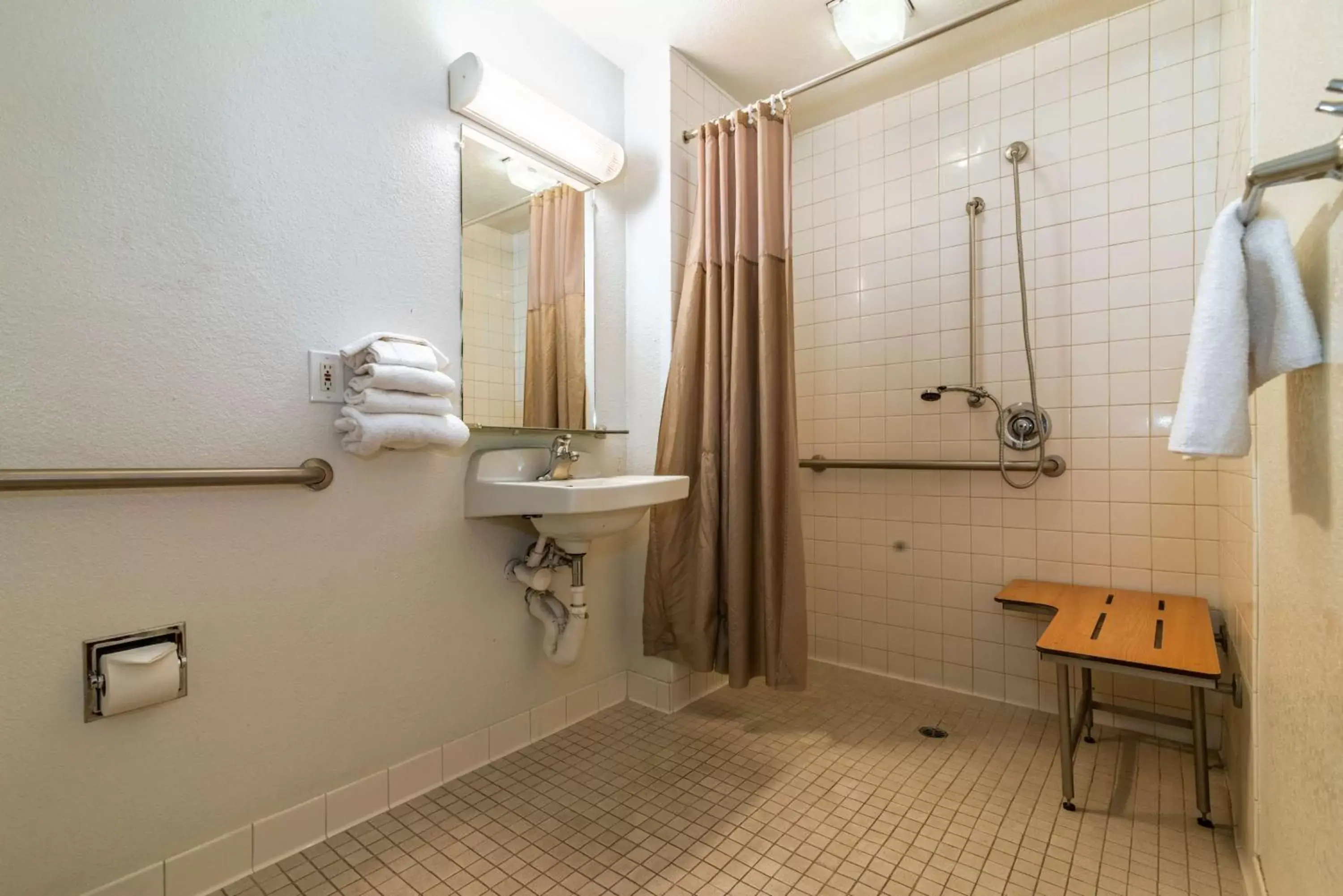Bathroom in Motel 6-Palm Springs, CA - East - Palm Canyon