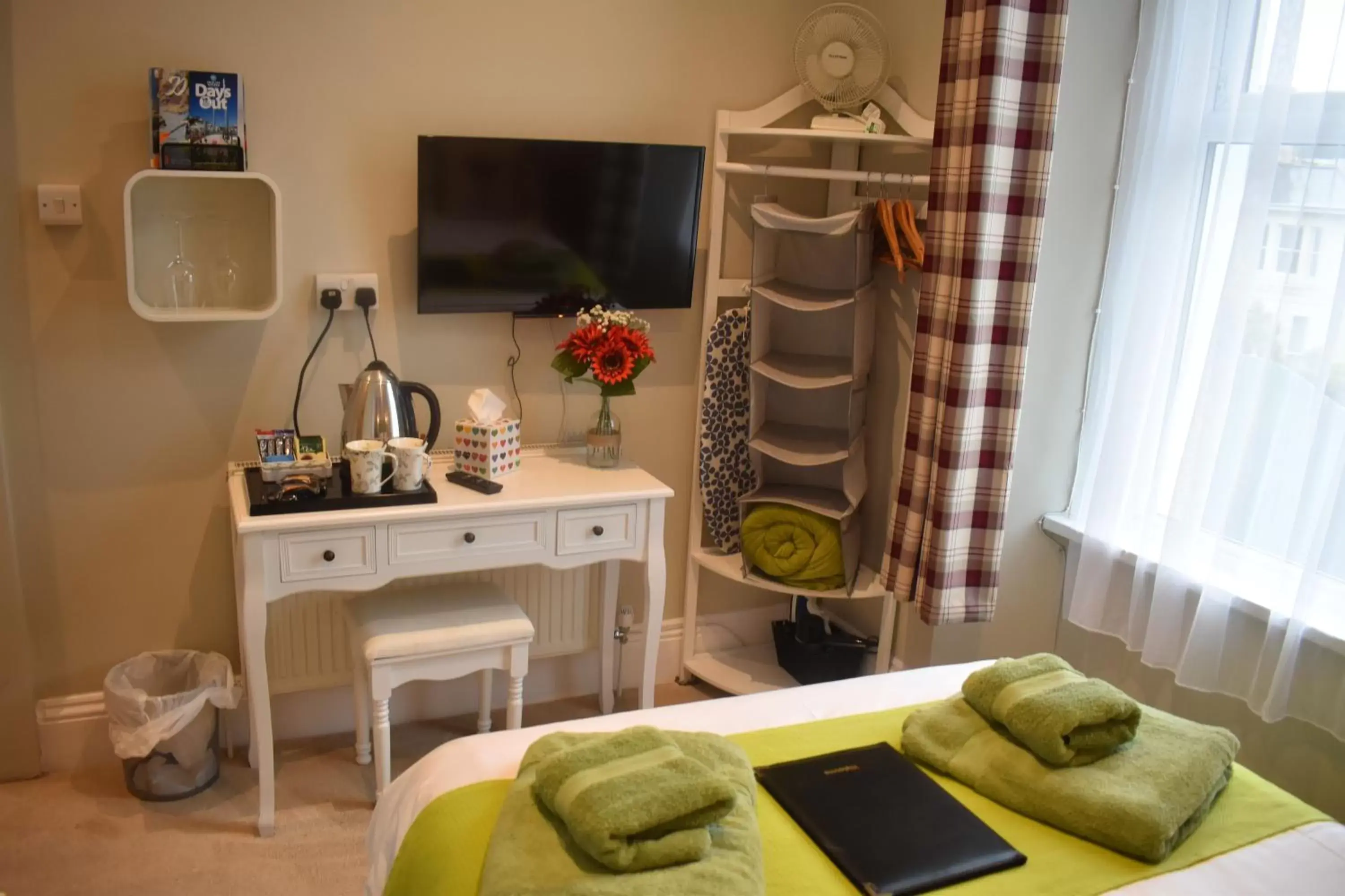 Bedroom, TV/Entertainment Center in Acorn Lodge