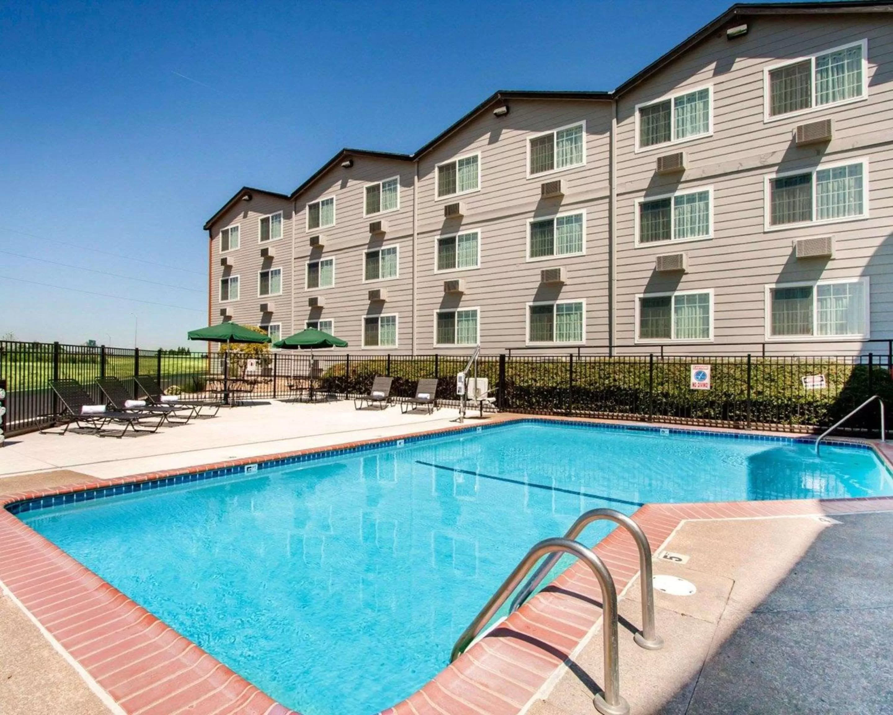 Balcony/Terrace in Quality Inn & Suites Springfield - Eugene North