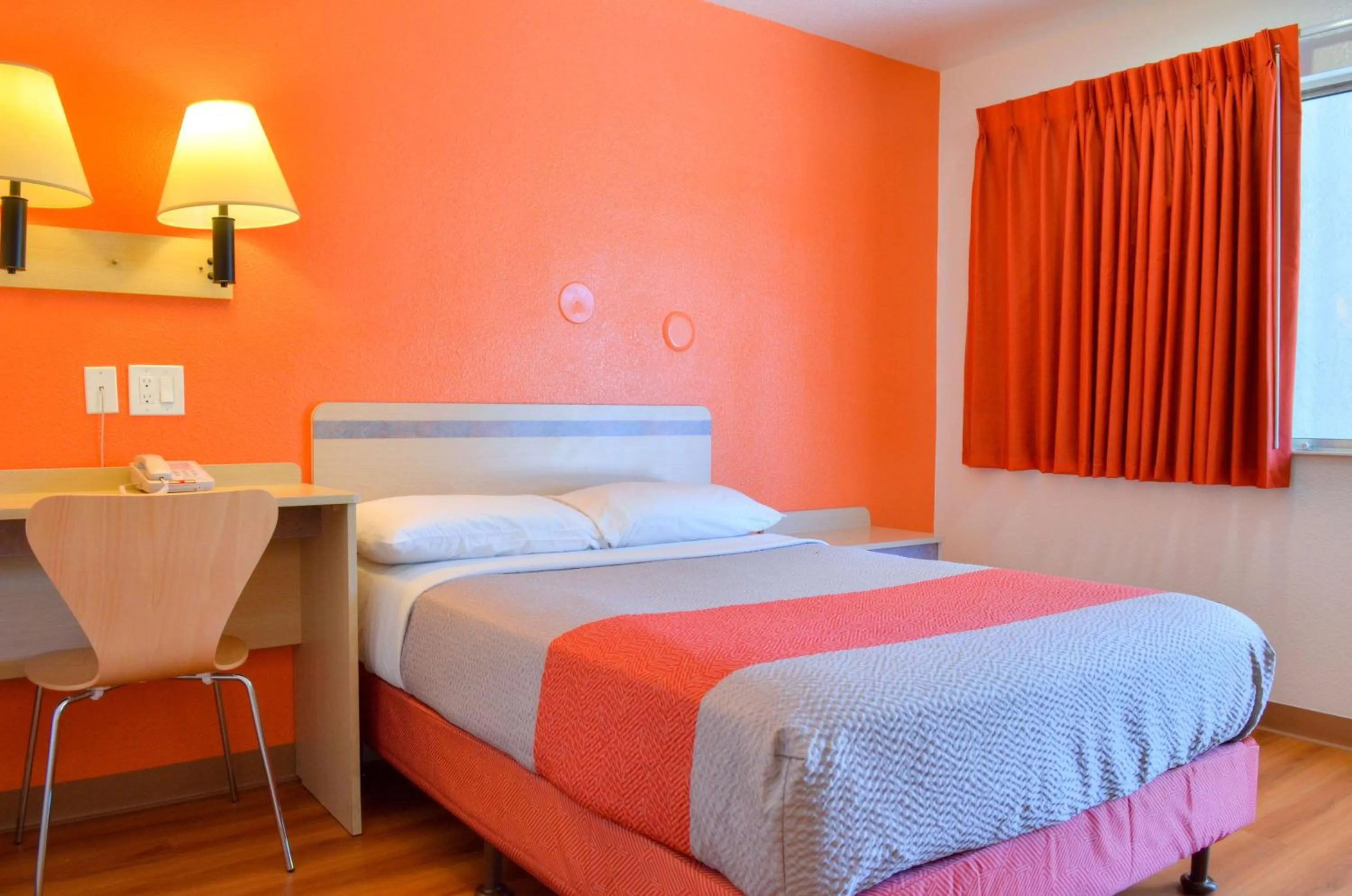 Photo of the whole room, Bed in Motel 6-Santa Nella, CA - Los Banos - Interstate 5