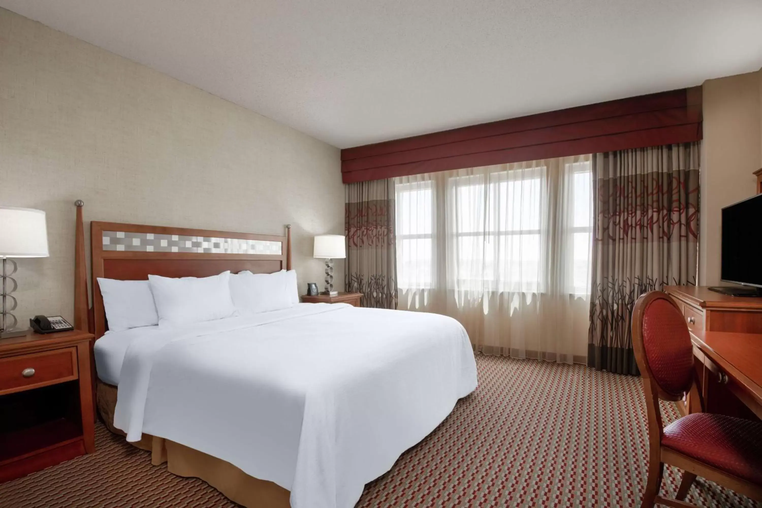 Bedroom, Bed in Embassy Suites Northwest Arkansas - Hotel, Spa & Convention Center