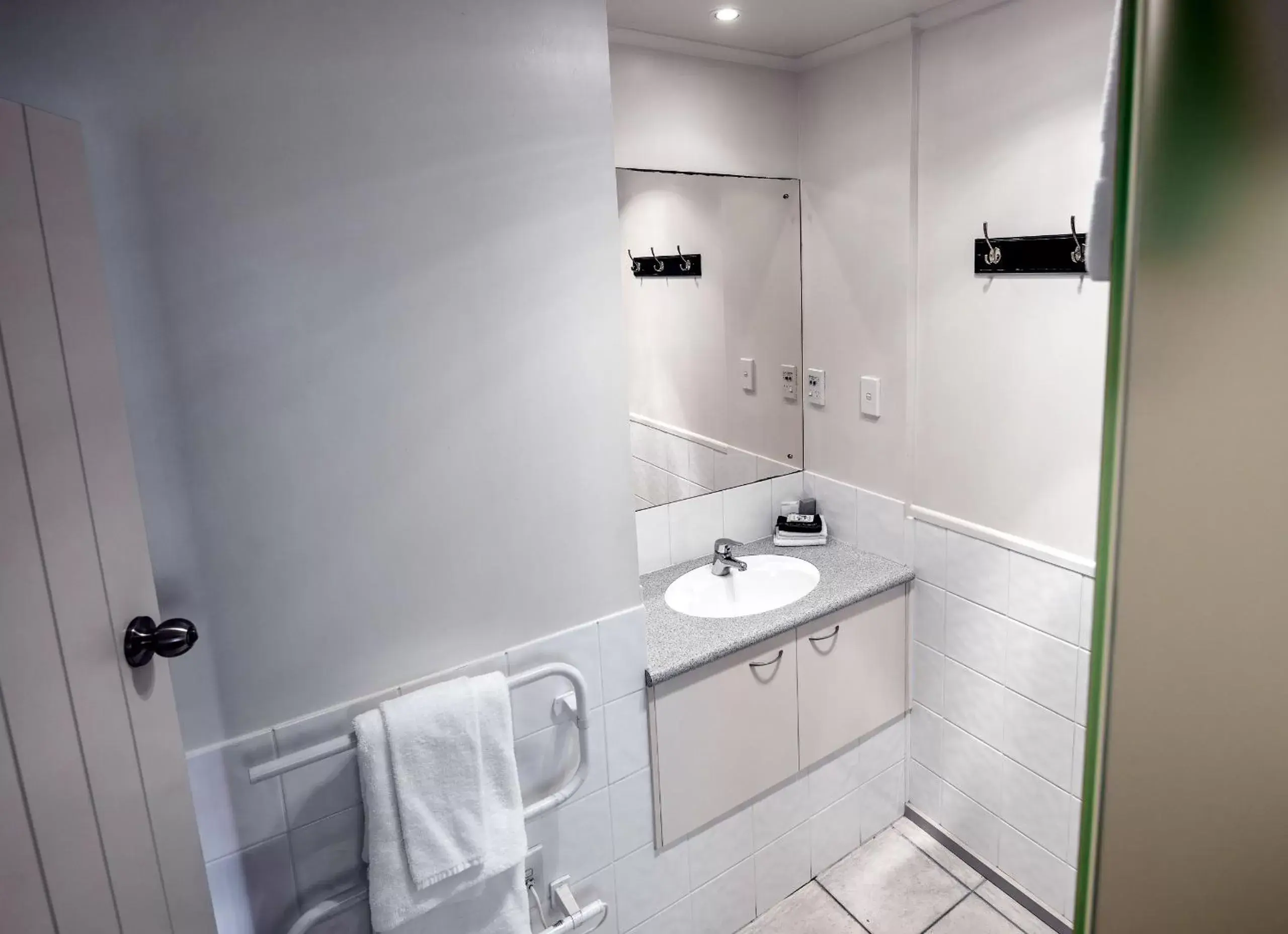 Shower, Bathroom in Best Western Braeside Rotorua