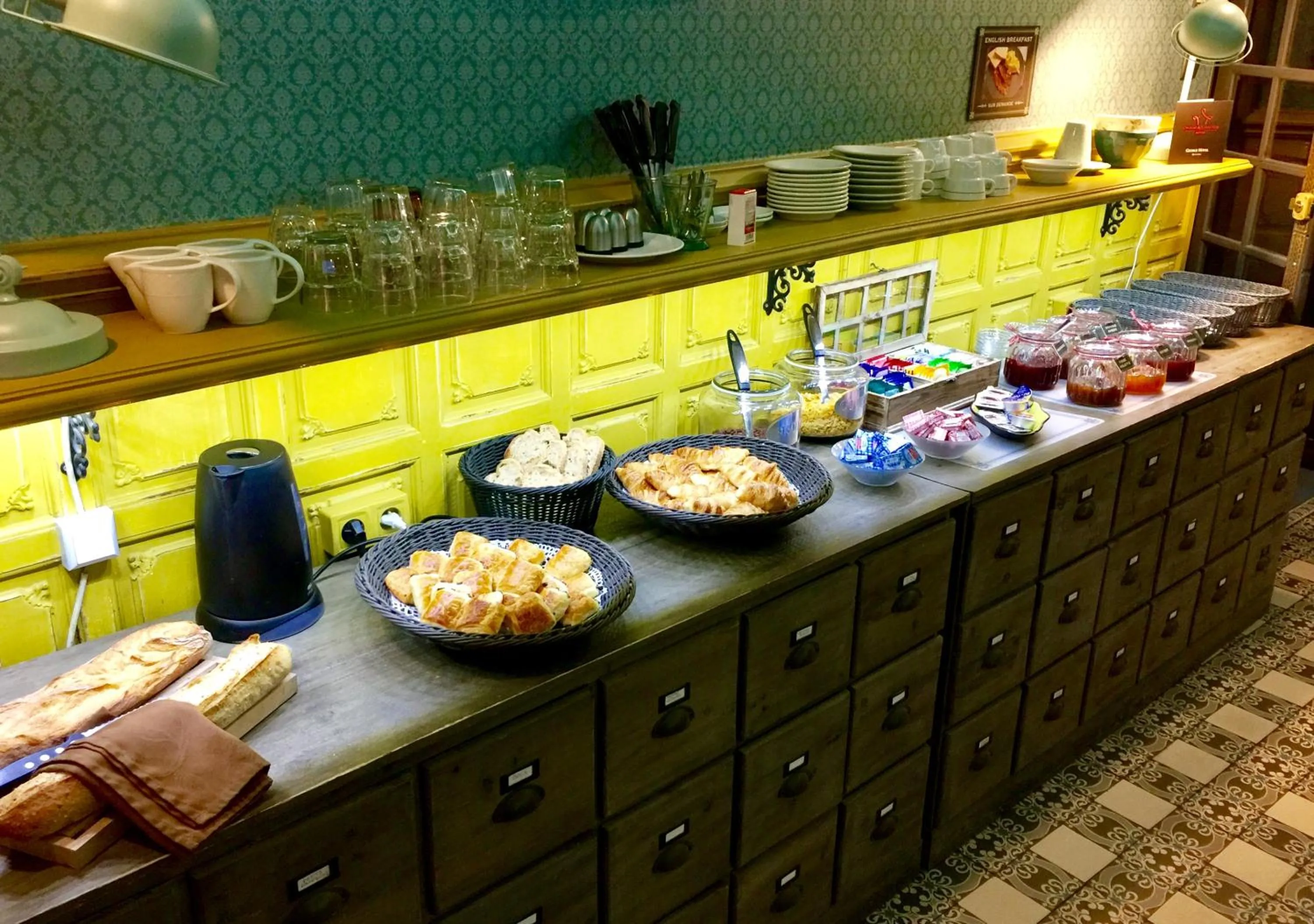 Buffet breakfast in Hôtel du Commerce